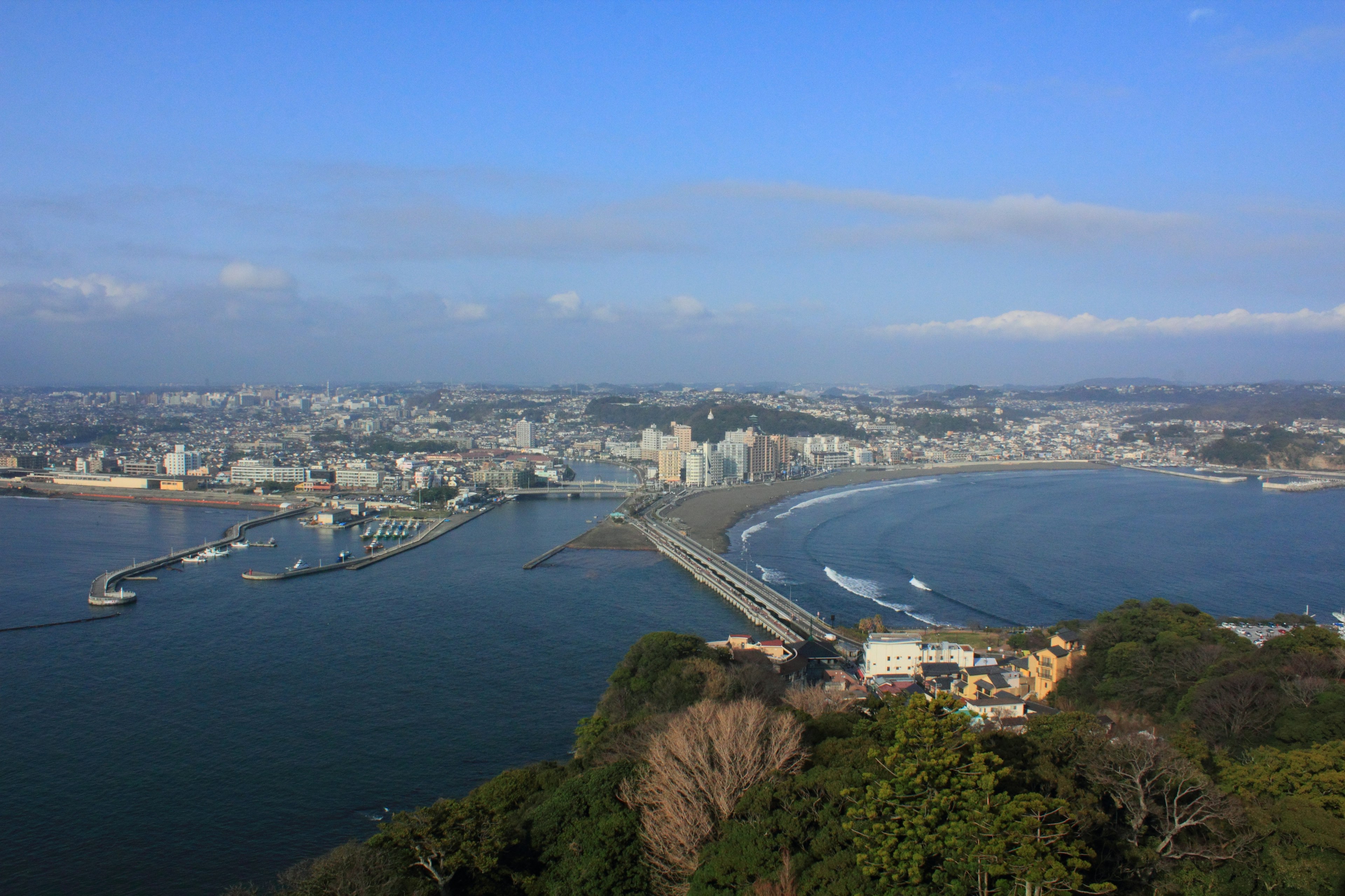 海岸线和城市天际线的美丽景观