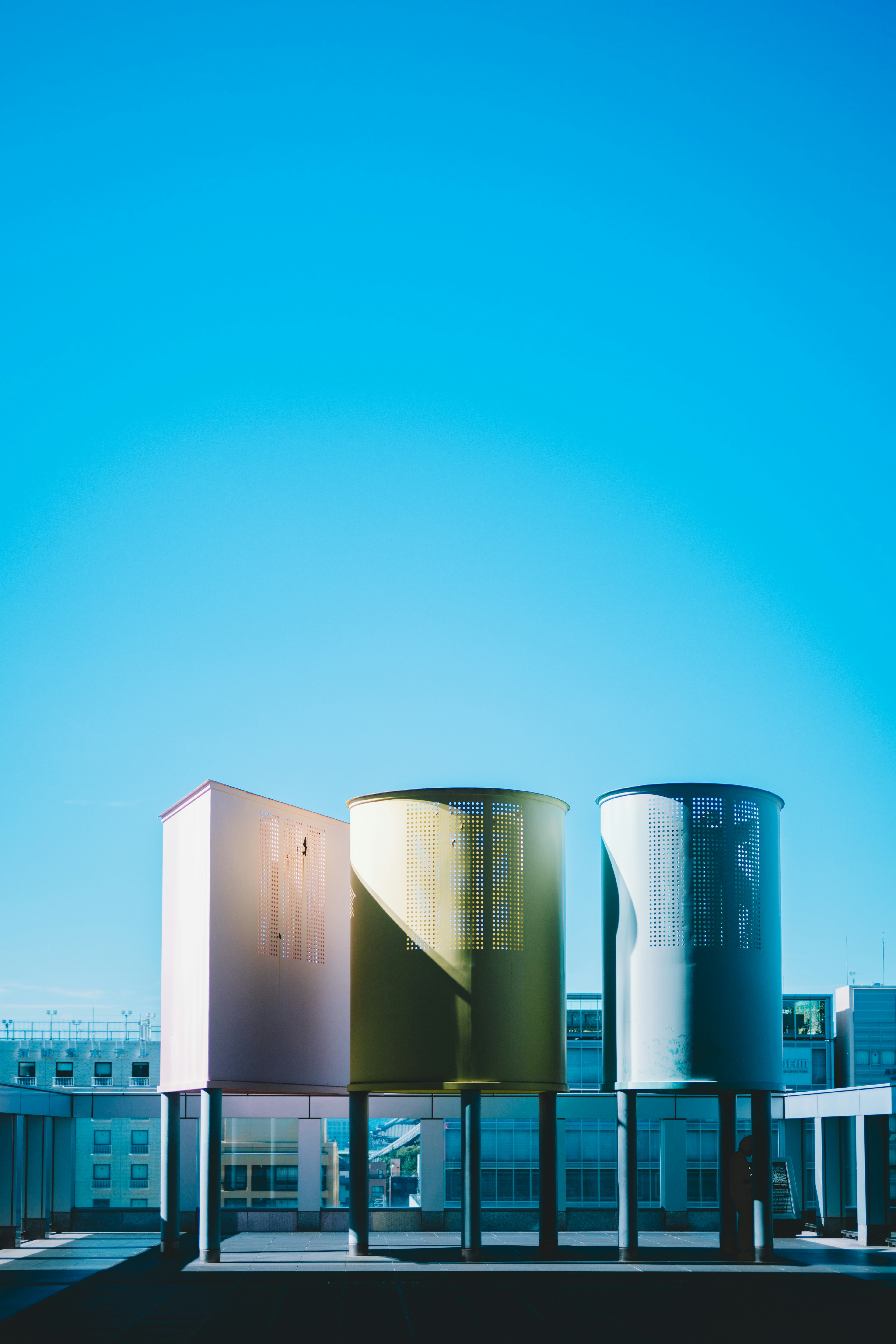 Bunte zylindrische Gebäude unter einem blauen Himmel