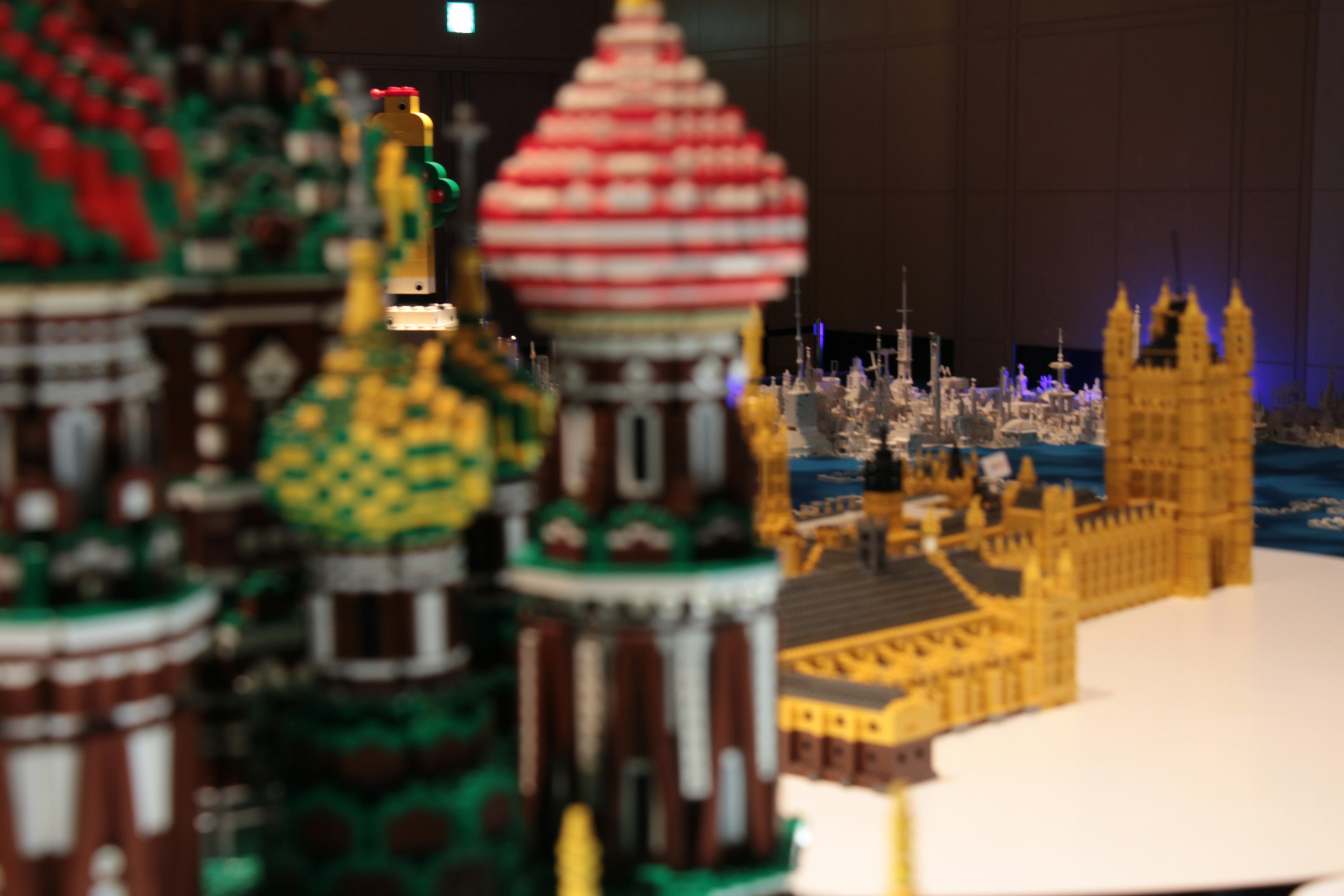 Bunte LEGO-Modelle berühmter Gebäude einschließlich der Basilius-Kathedrale und Big Ben