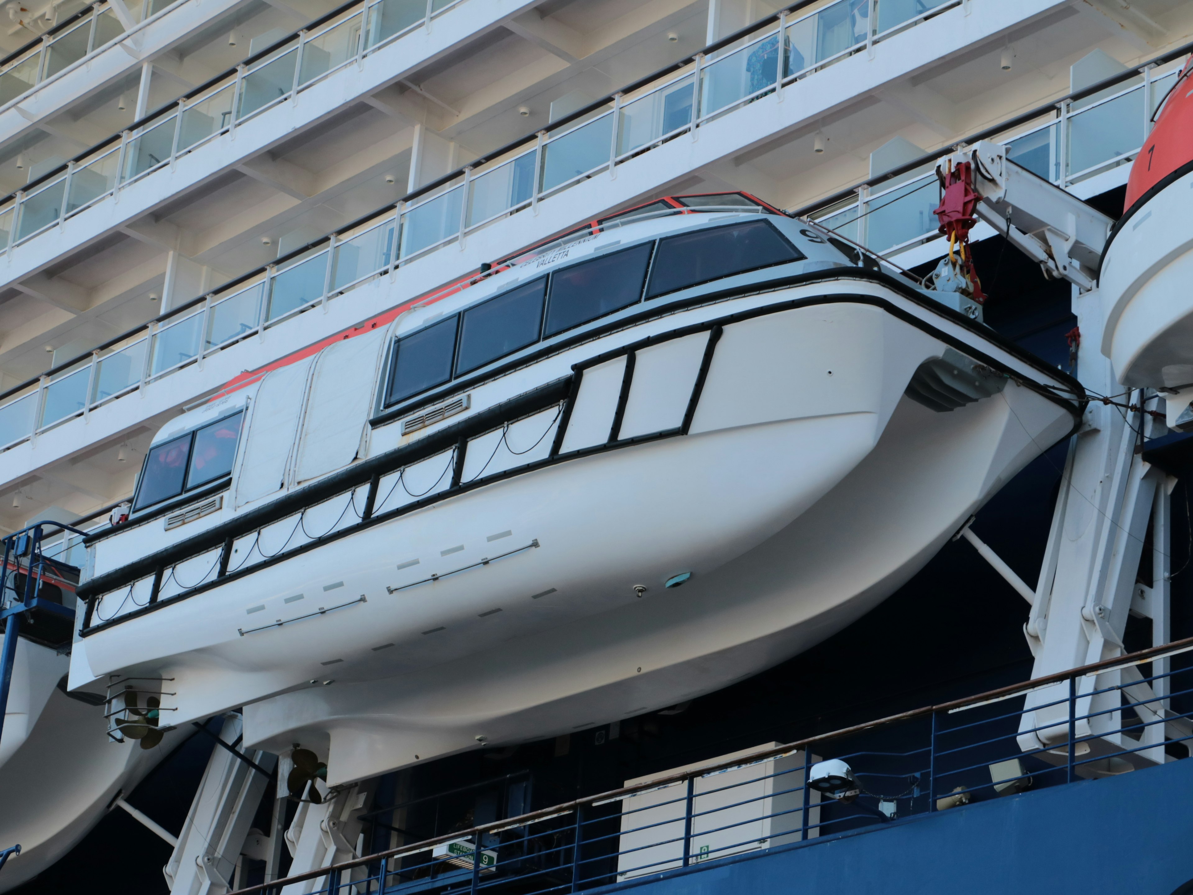 Rettungsboot auf dem Deck eines Kreuzfahrtschiffes montiert