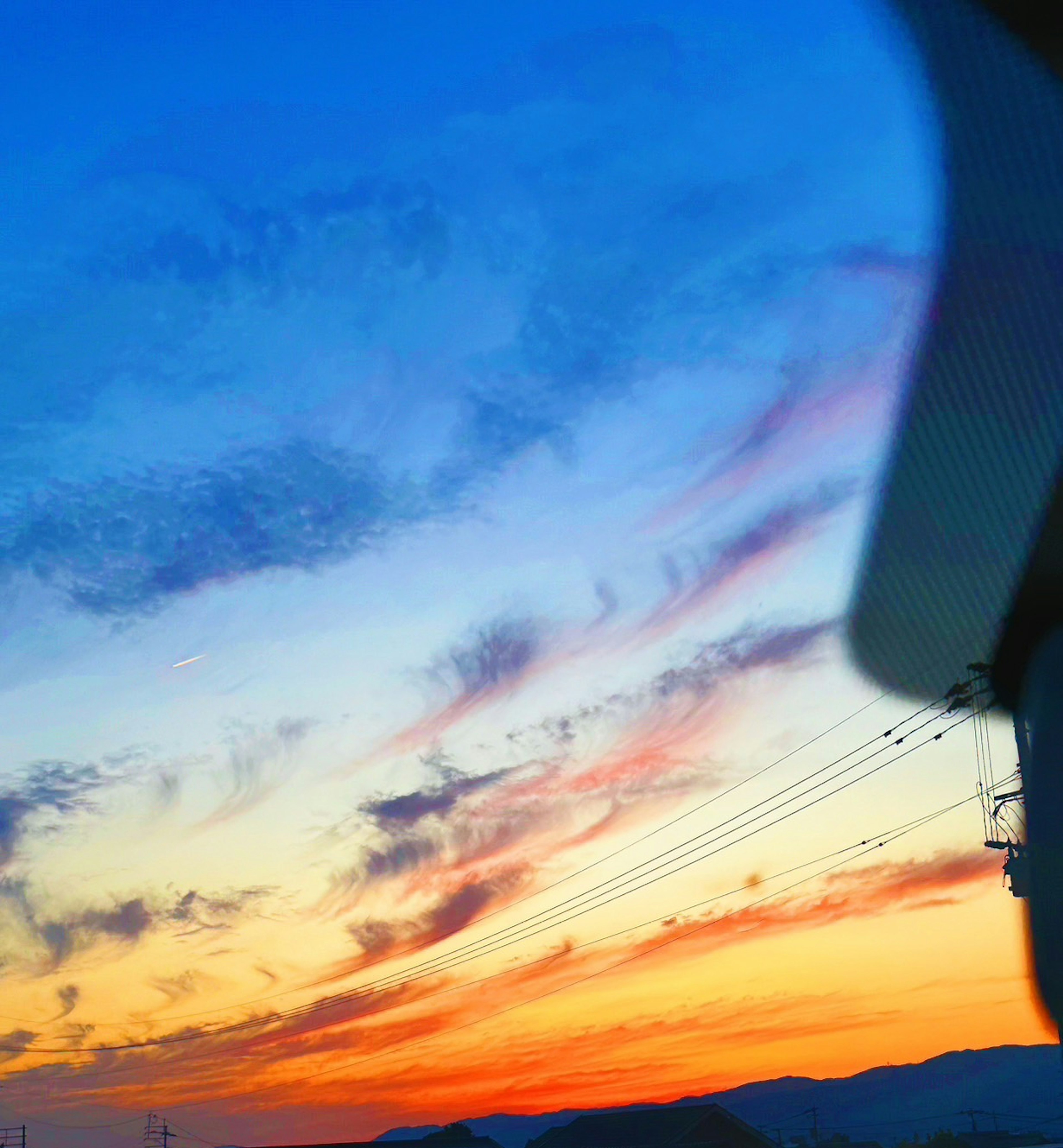 Bellissimo cielo al tramonto con sfumature blu e arancioni e nuvole sparse