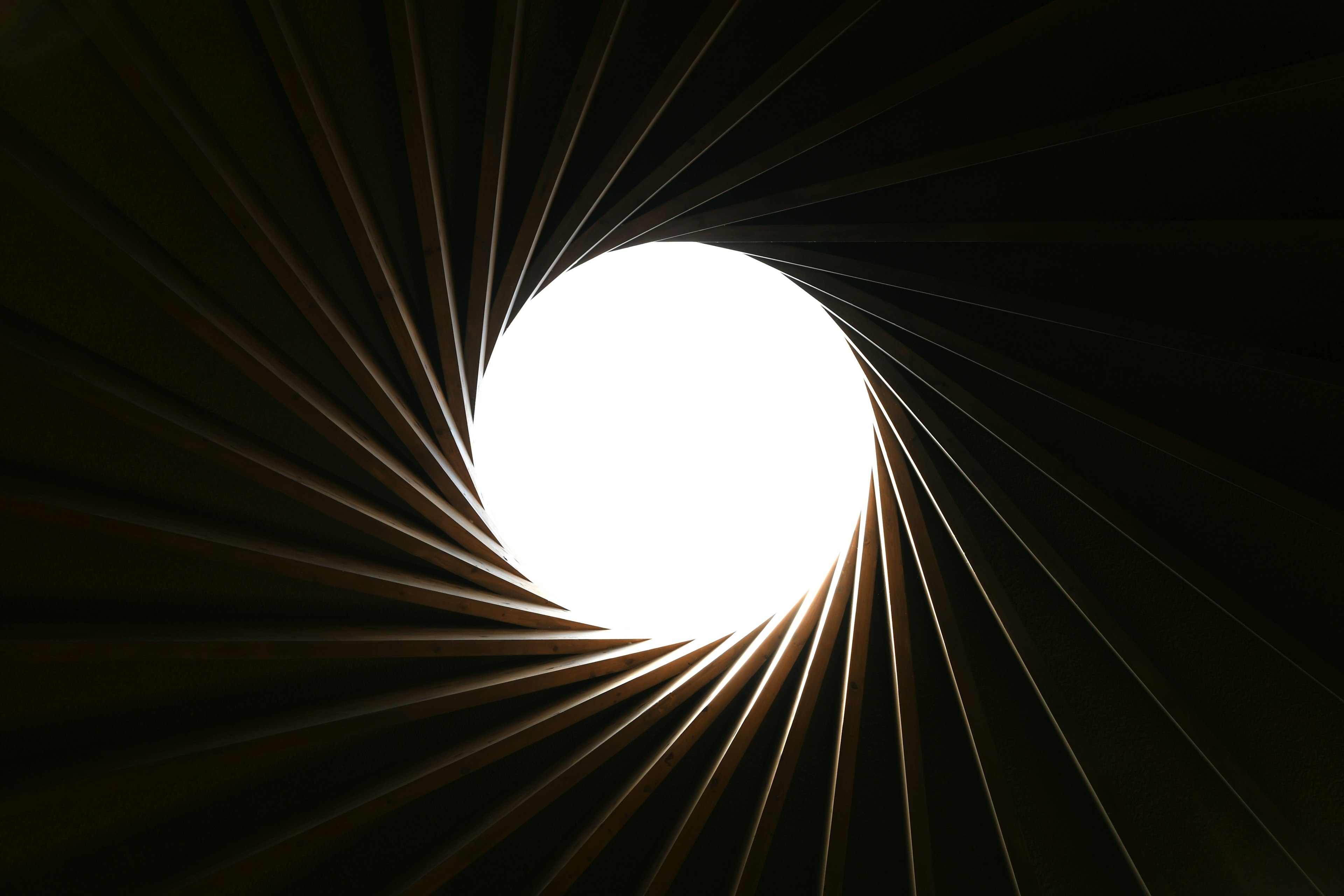 Tunnel a spirale che conduce a una luce circolare brillante