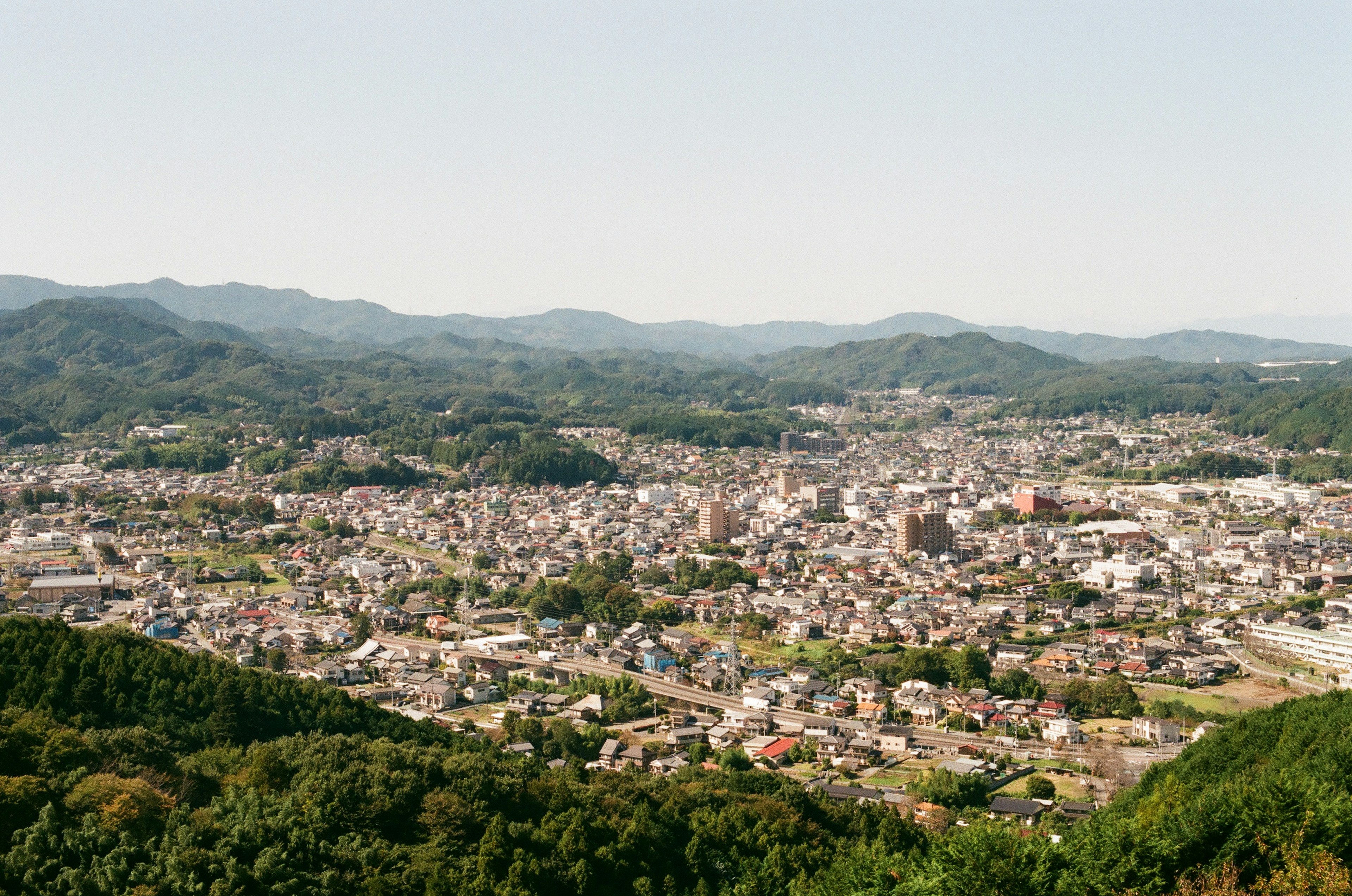 山に囲まれた小さな町の広がりを捉えた風景