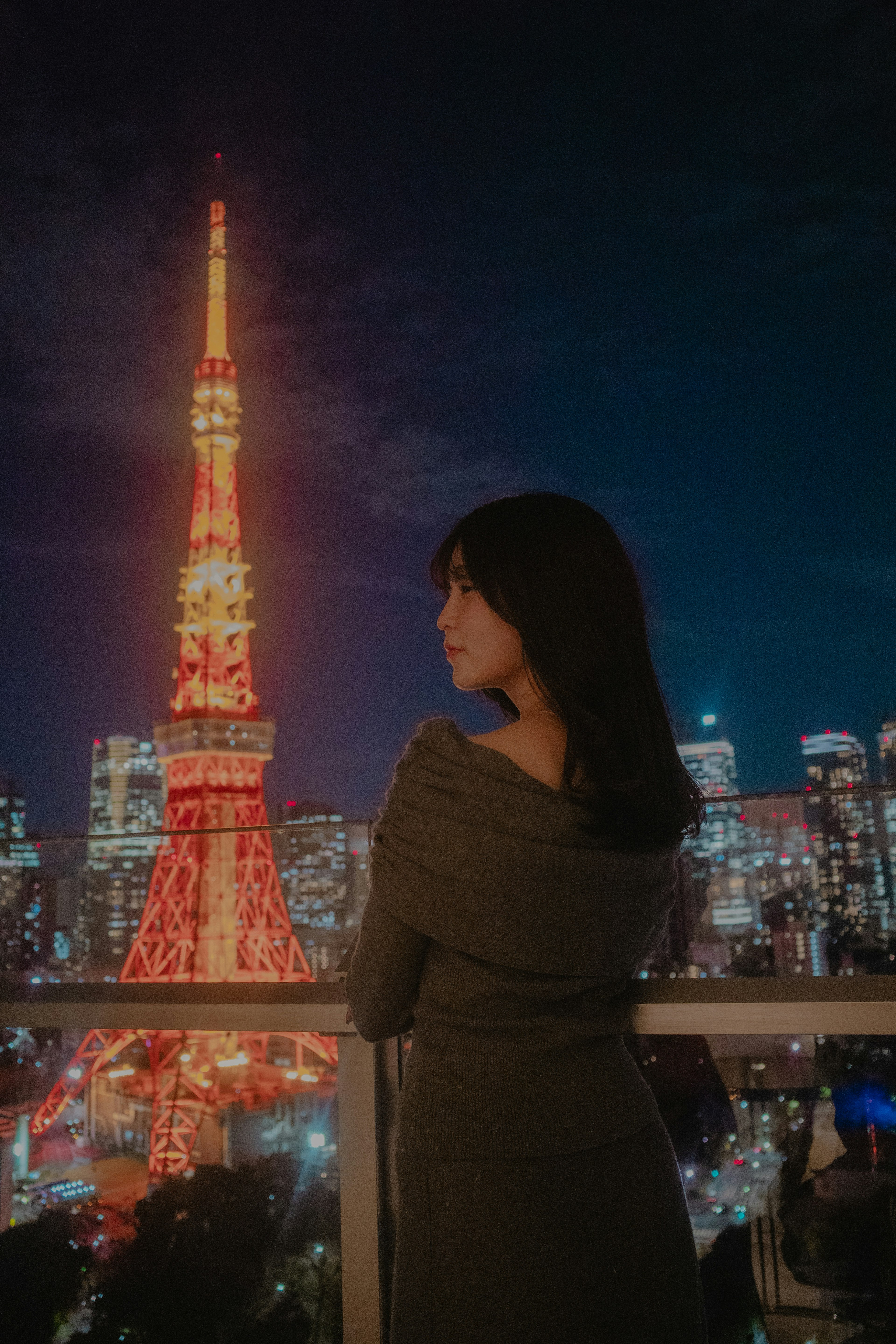 Silhouette của một người phụ nữ bên Tokyo Tower vào ban đêm