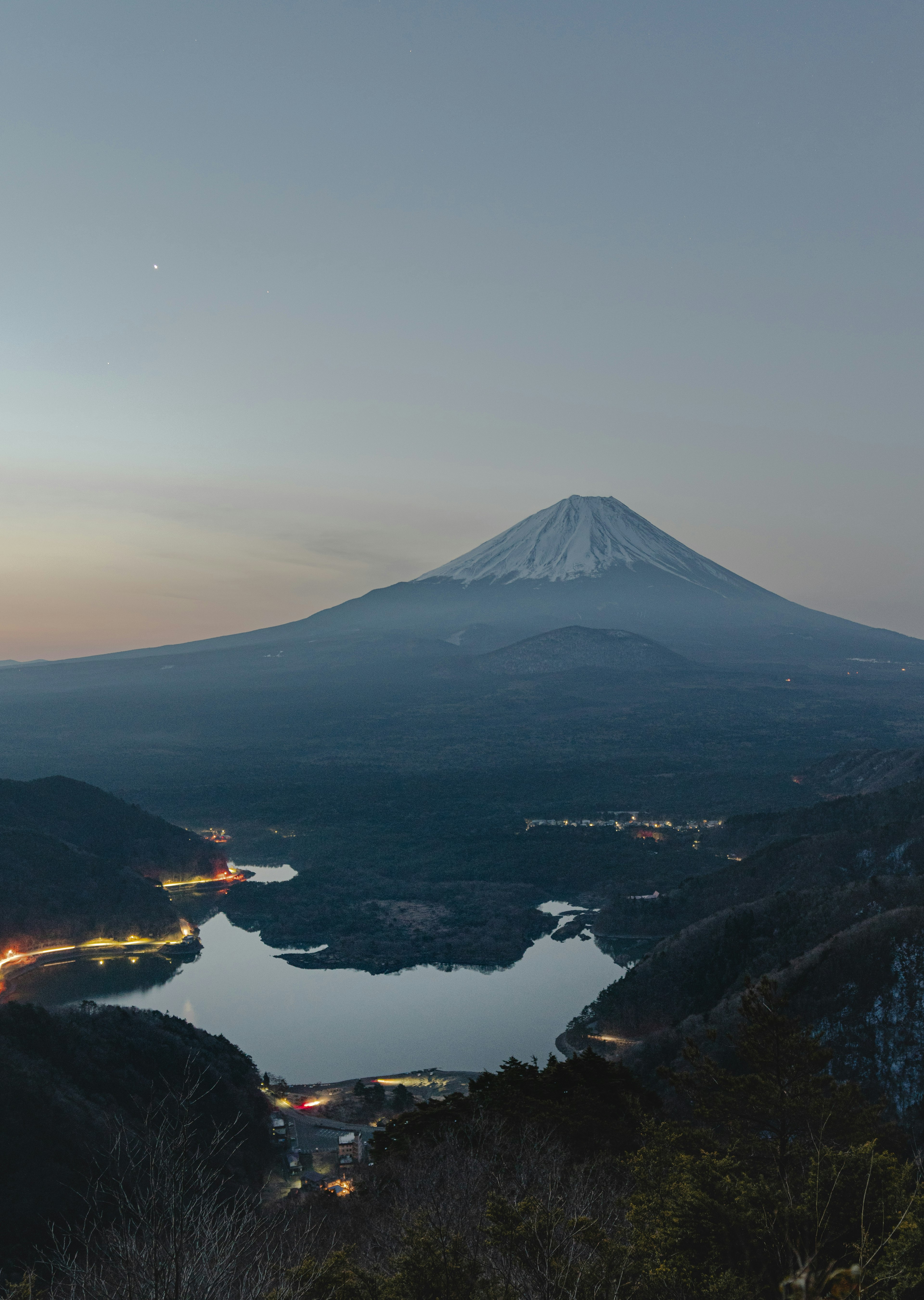 富士山と湖の美しい風景夕暮れ時の静かな自然