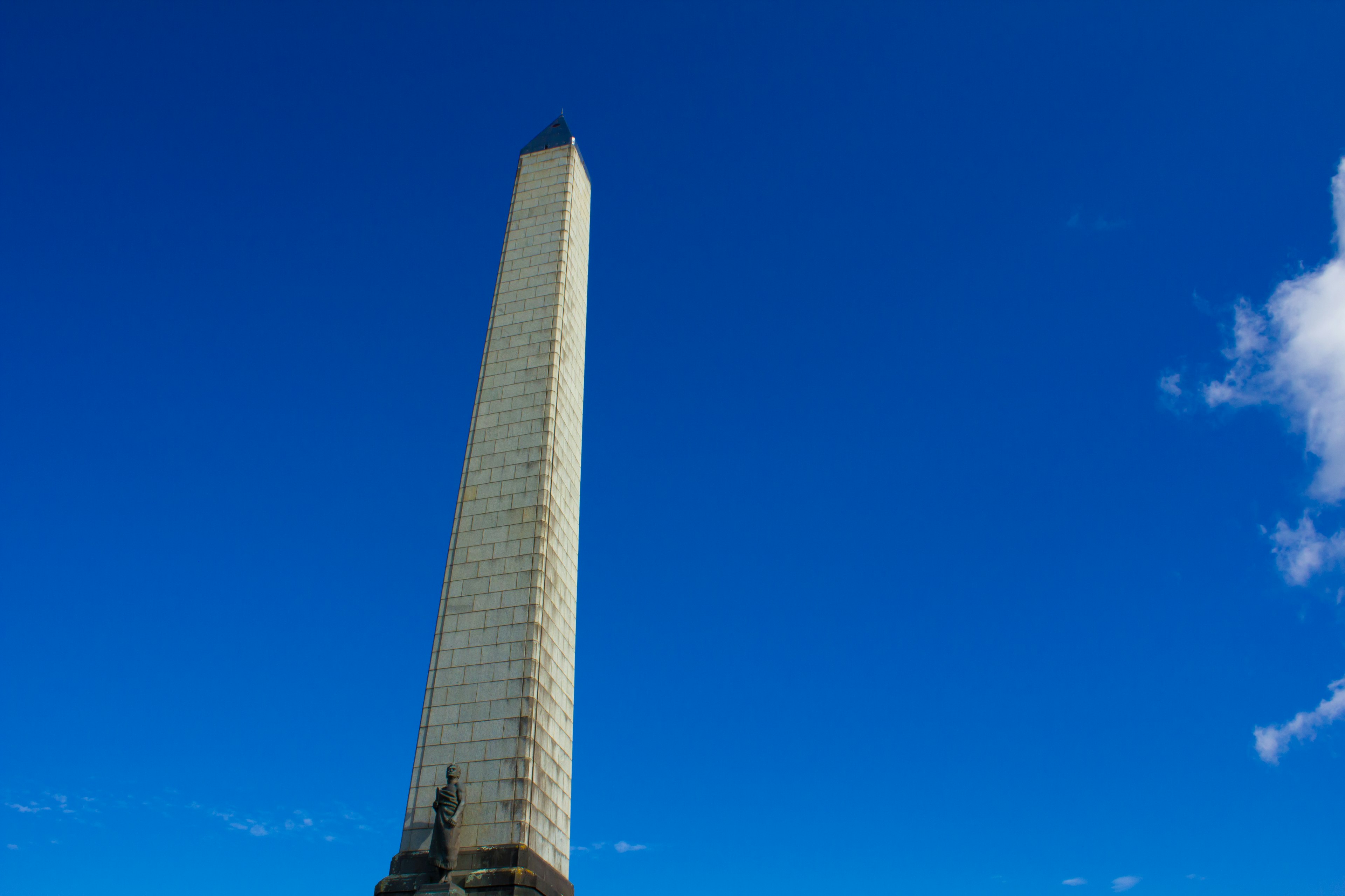 Monumento alto contra un cielo azul claro