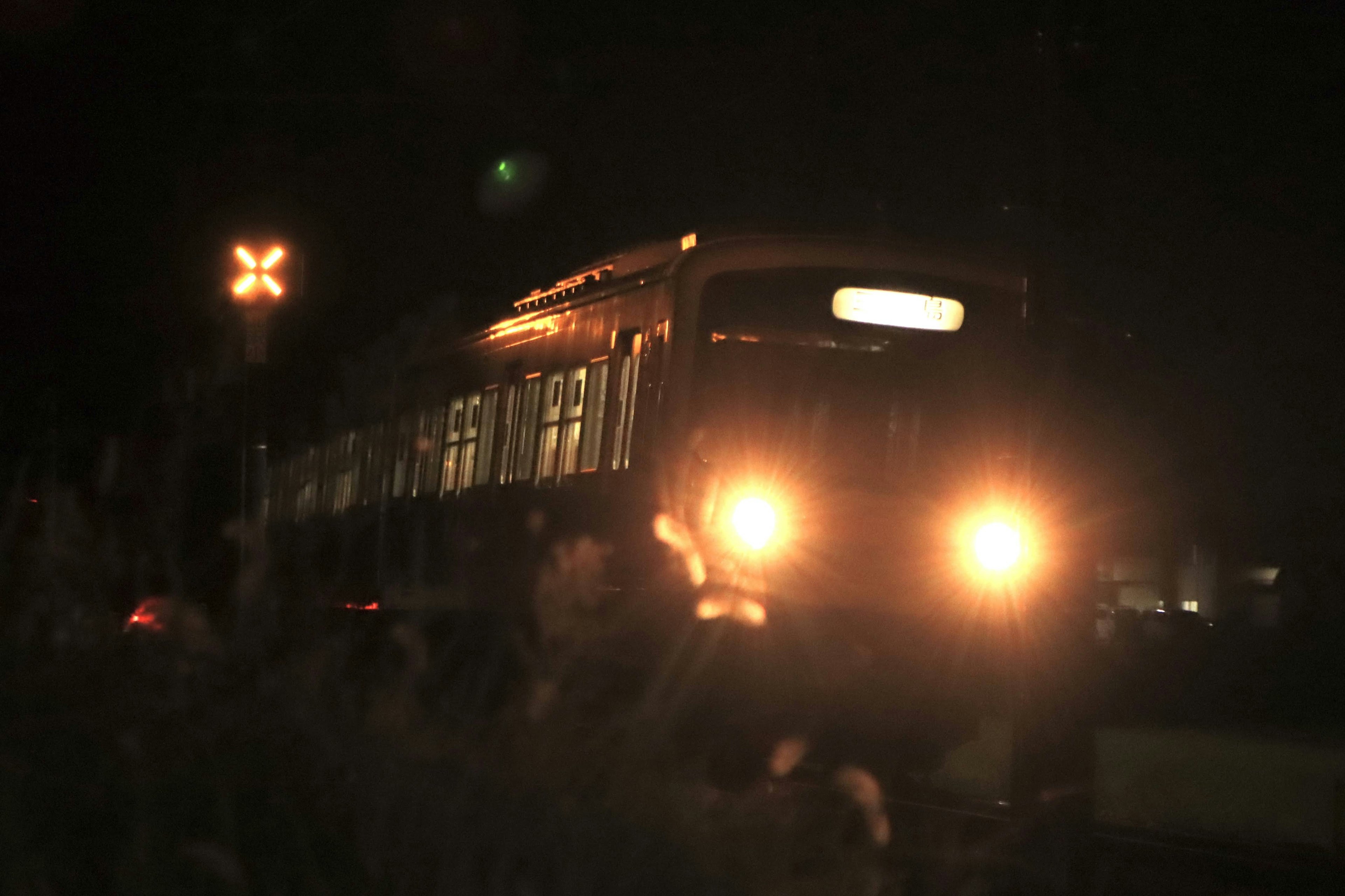 Train avec des phares brillants se déplaçant dans la nuit