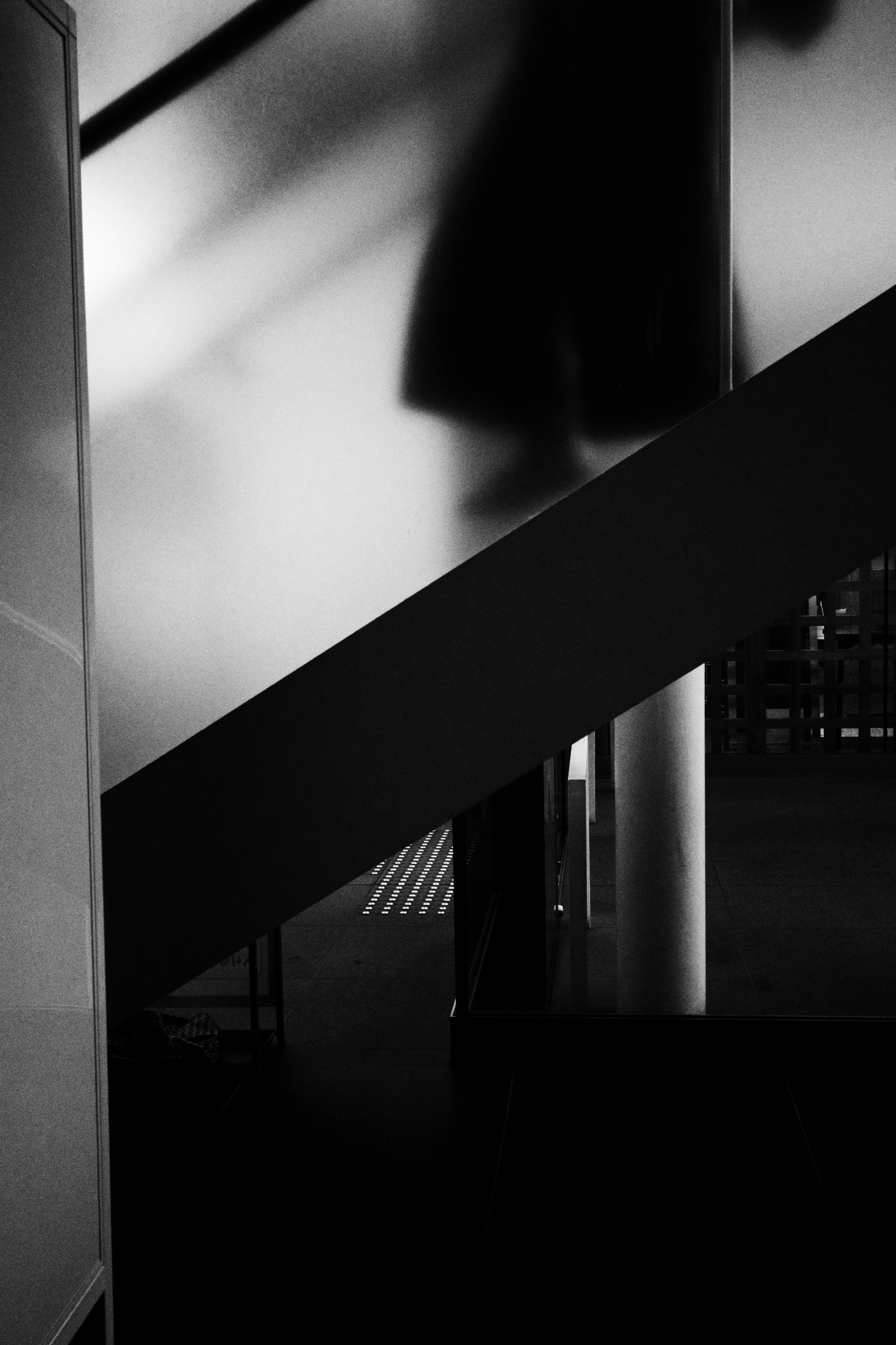 Schwarzweißbild mit einem Schatten auf einer Treppe