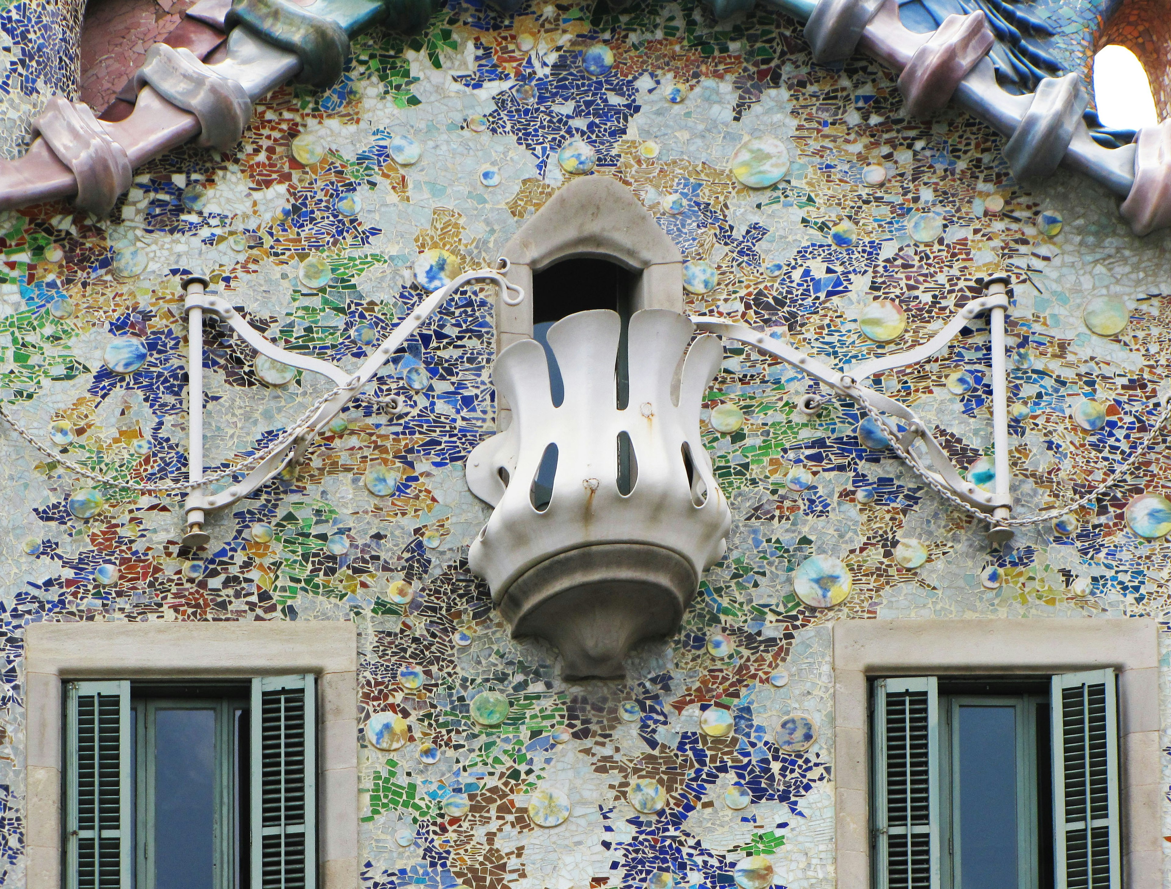 Einzigartige Dekoration und Fenster an der Fassade von Casa Batlló