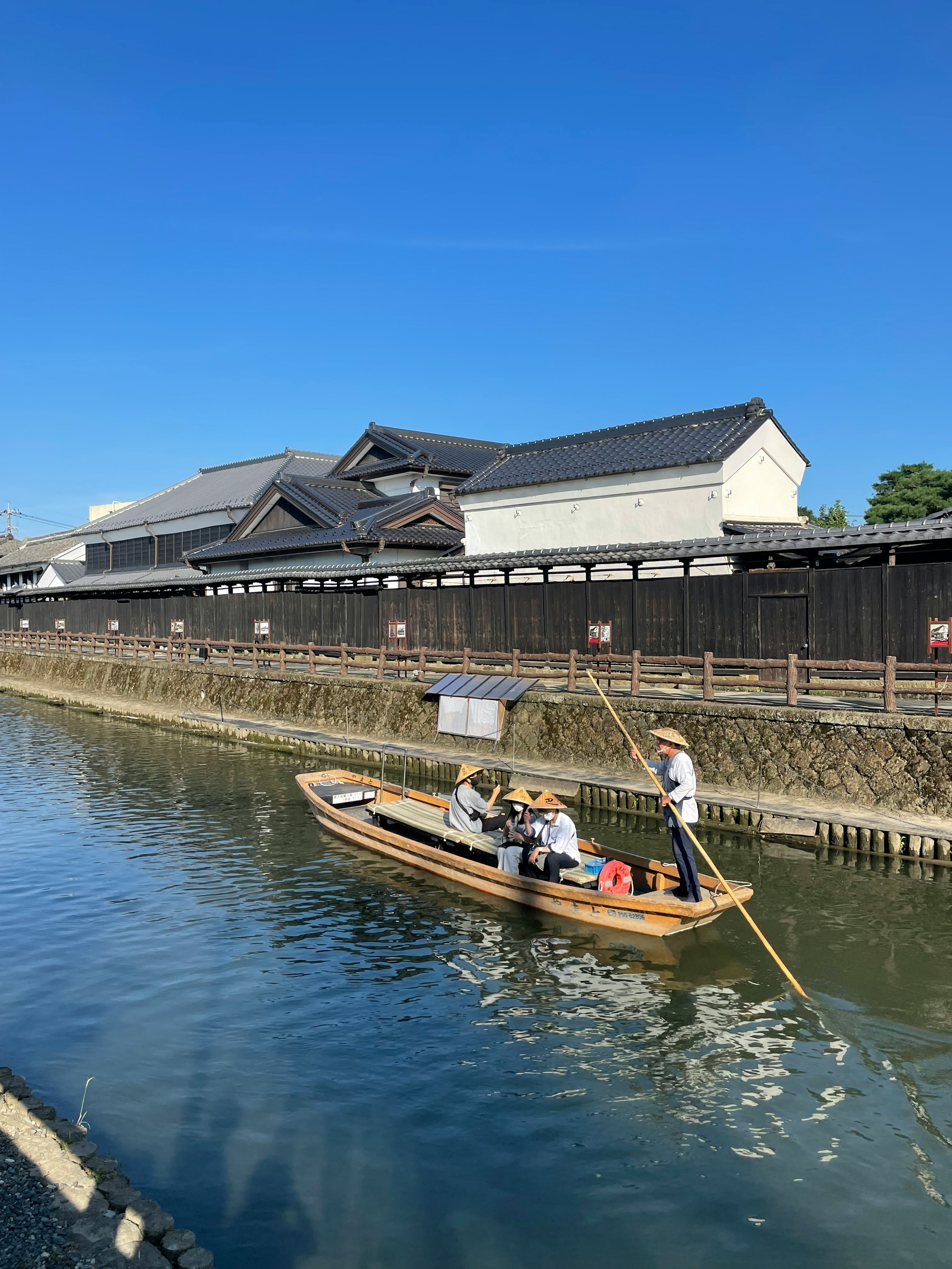 传统船只在河上划行，背景是历史建筑