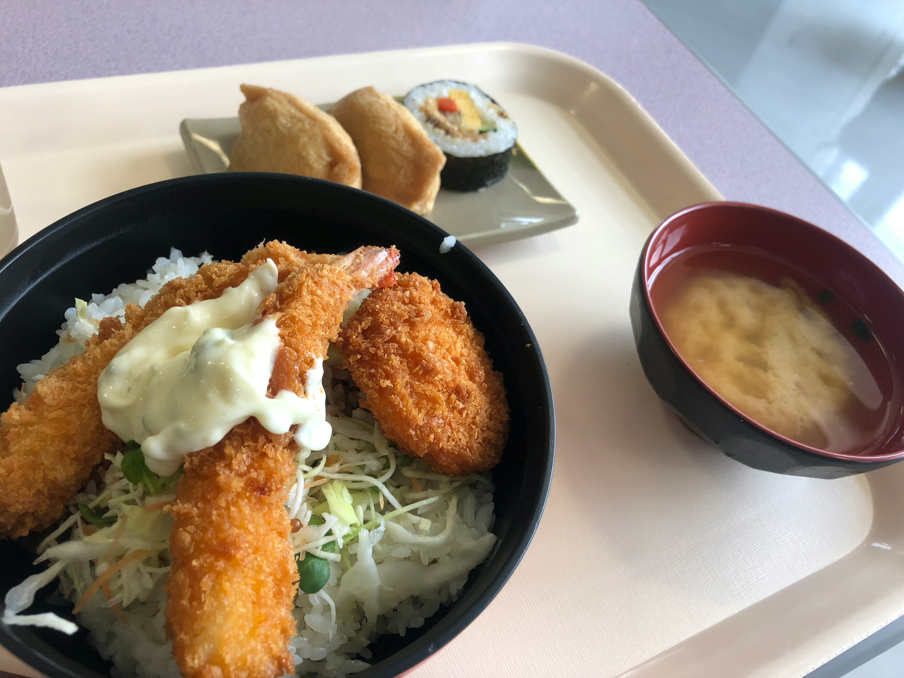 Ciotola di tempura di gamberi con zuppa di miso, rotolo di sushi e ravioli fritti