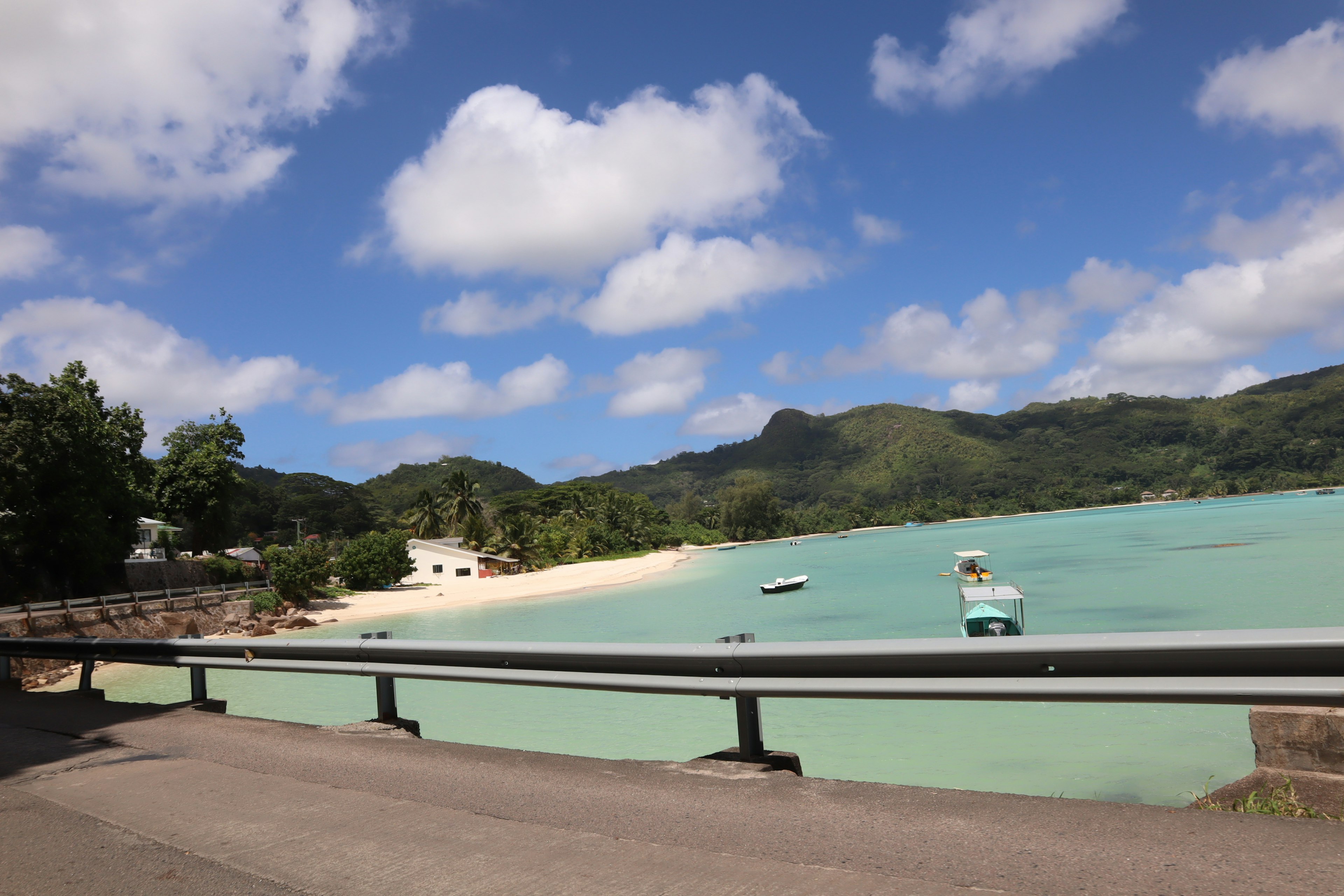 美麗的海灘景色，碧綠色的水和白色的沙灘