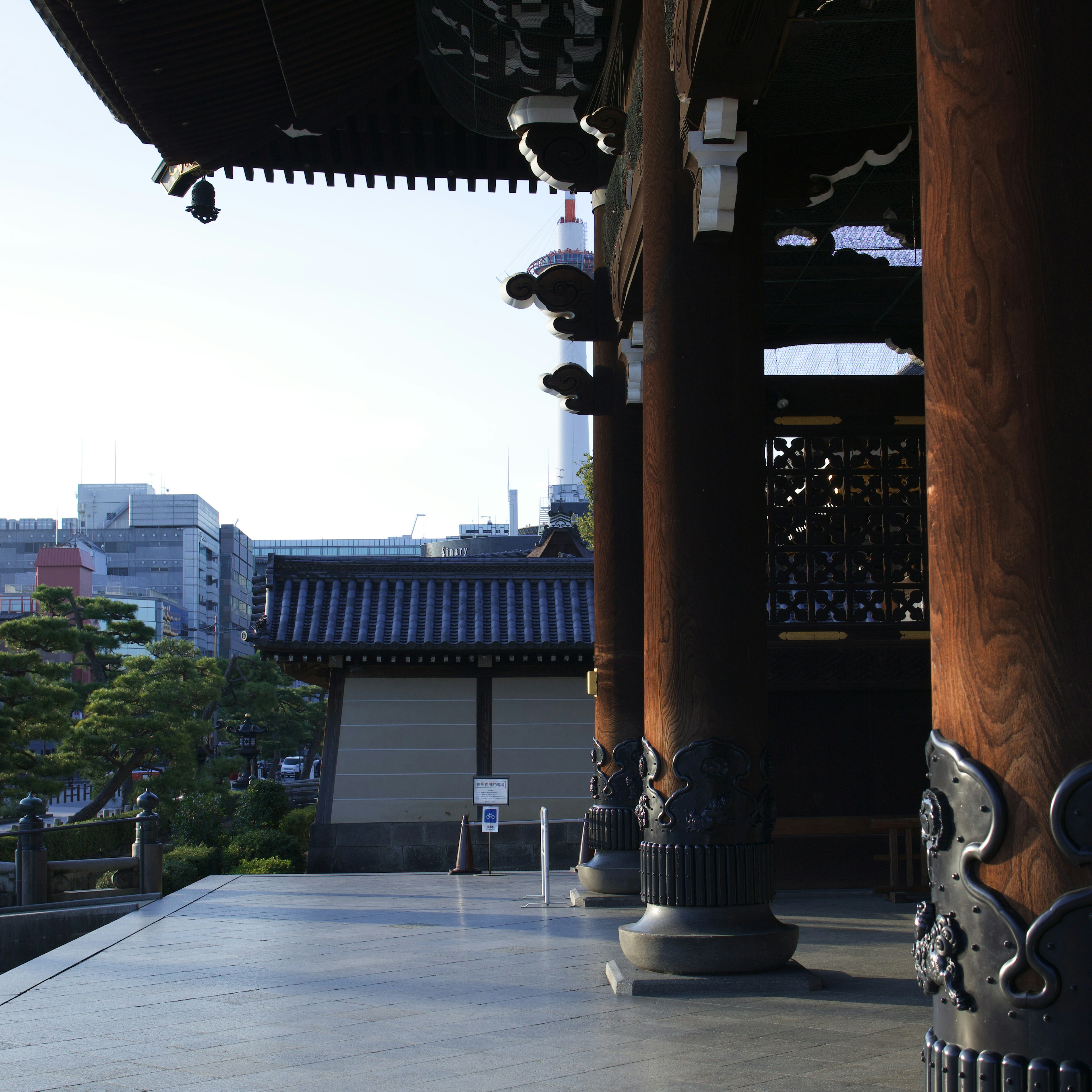 Blick auf die Säulen eines traditionellen Tempels und den Innenhof in Tokio