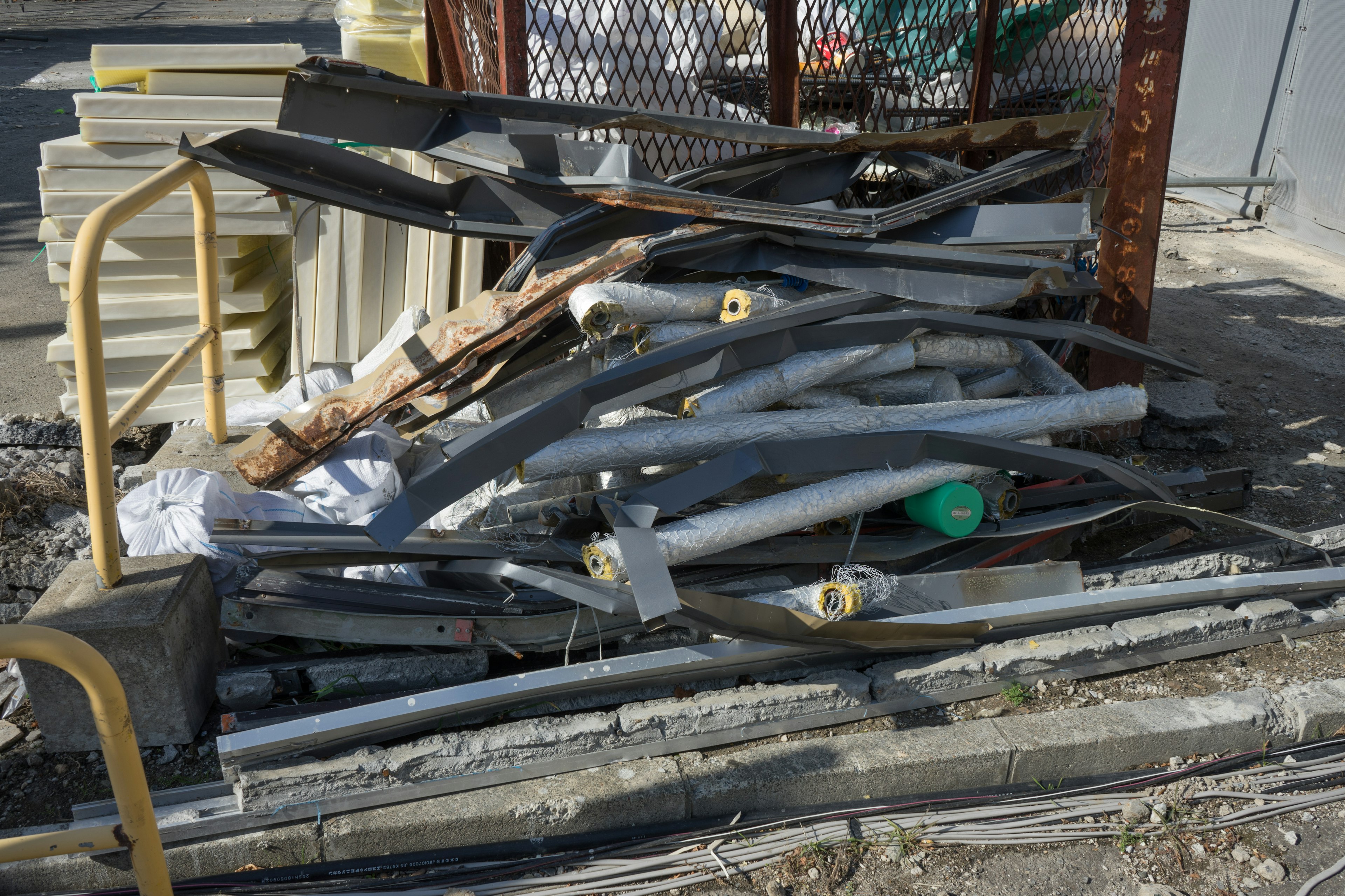 Ein Haufen Bauabfälle und Materialien an einer Baustelle