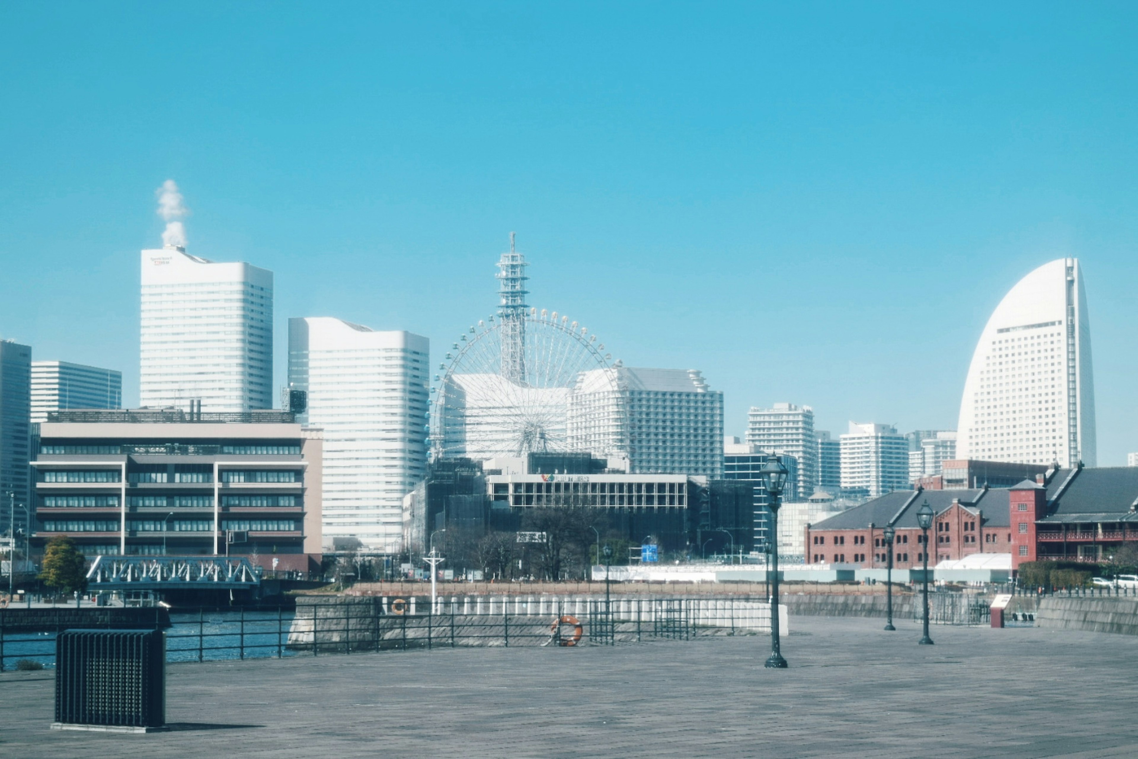 Garis langit modern Yokohama dengan langit biru yang cerah