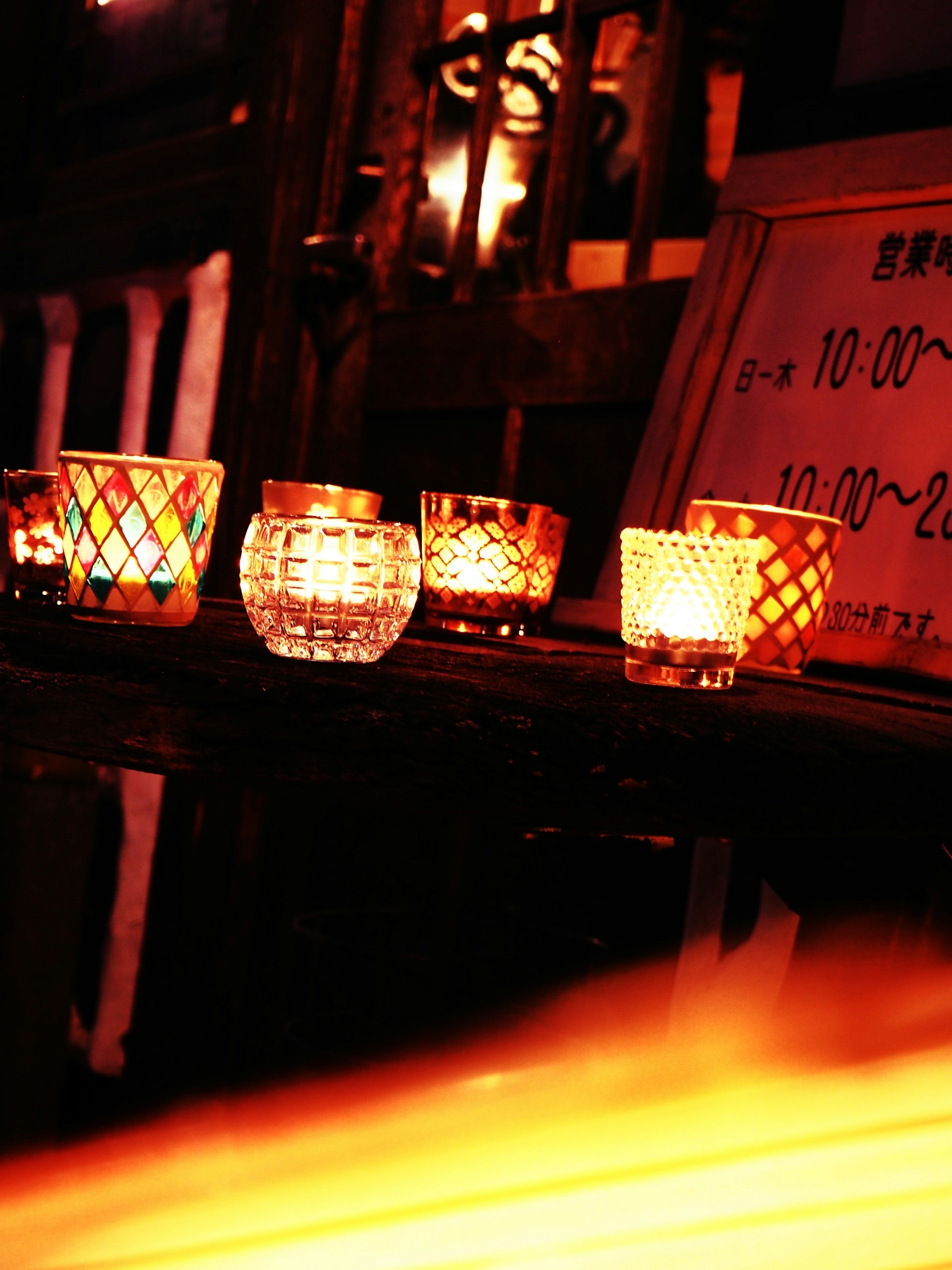 Portacandele colorati disposti in una scena di illuminazione calda
