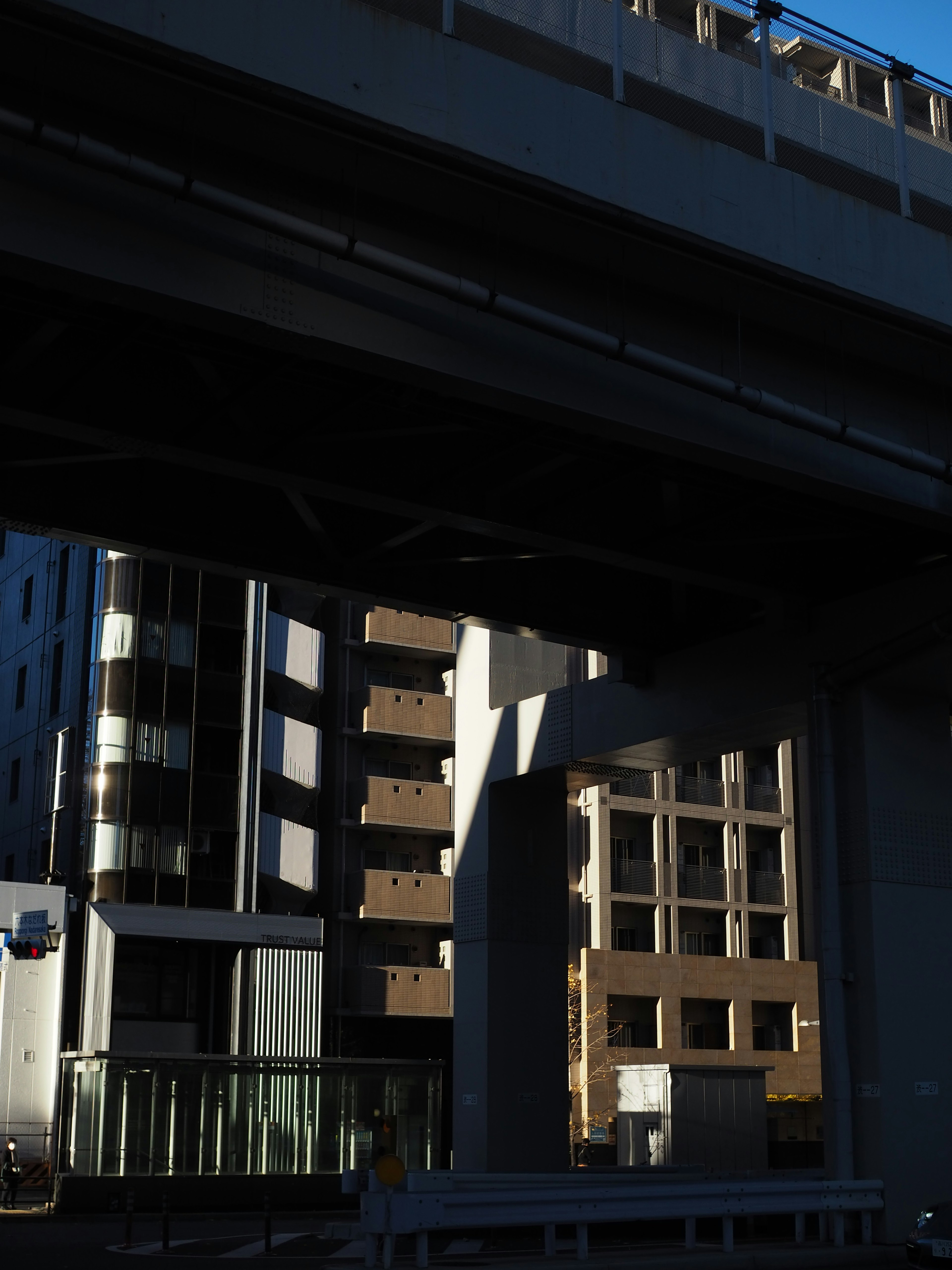 Paysage urbain avec des immeubles de grande hauteur et un viaduc