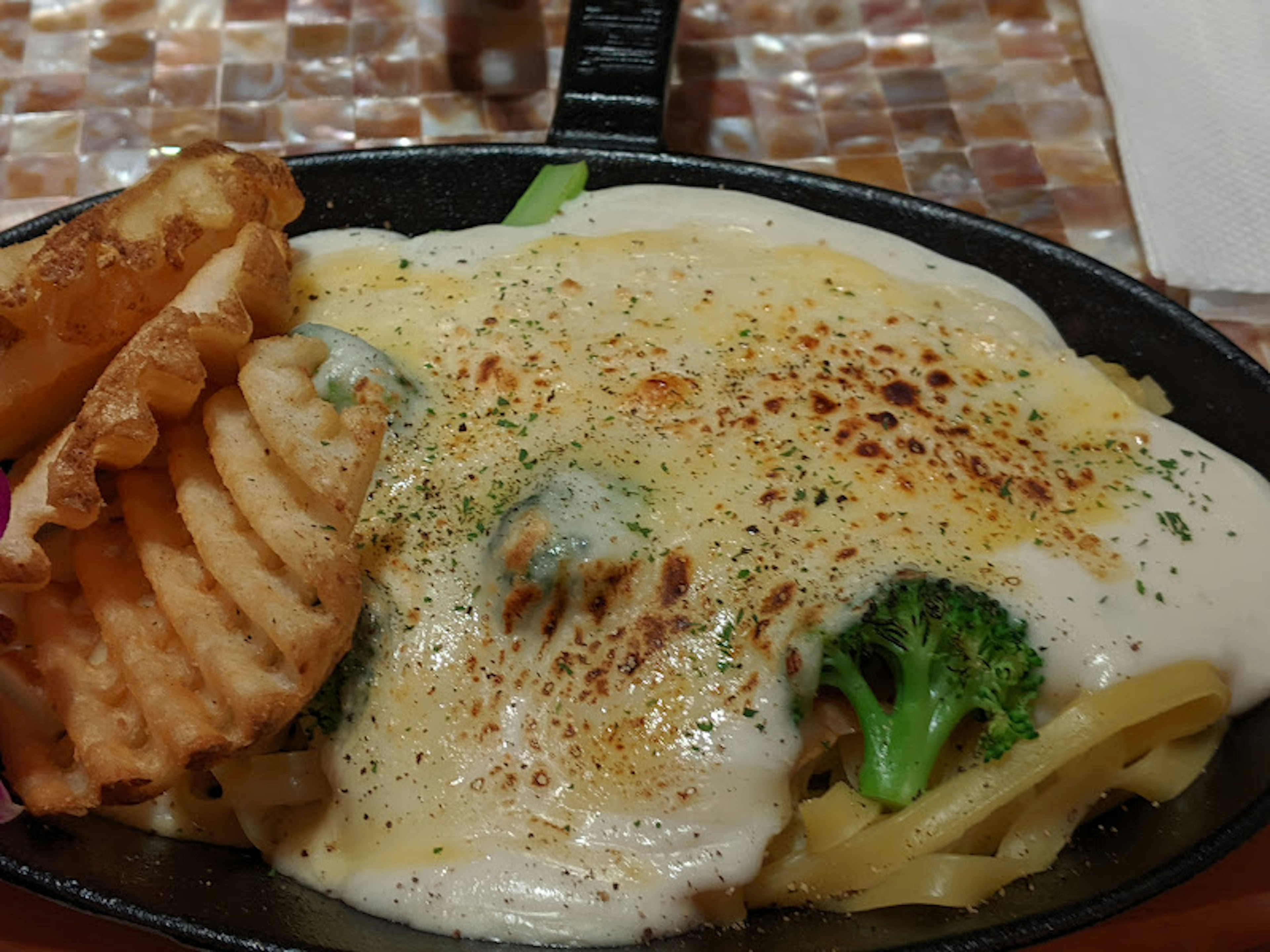 Sizzling gratin-style pasta topped with broccoli and creamy sauce