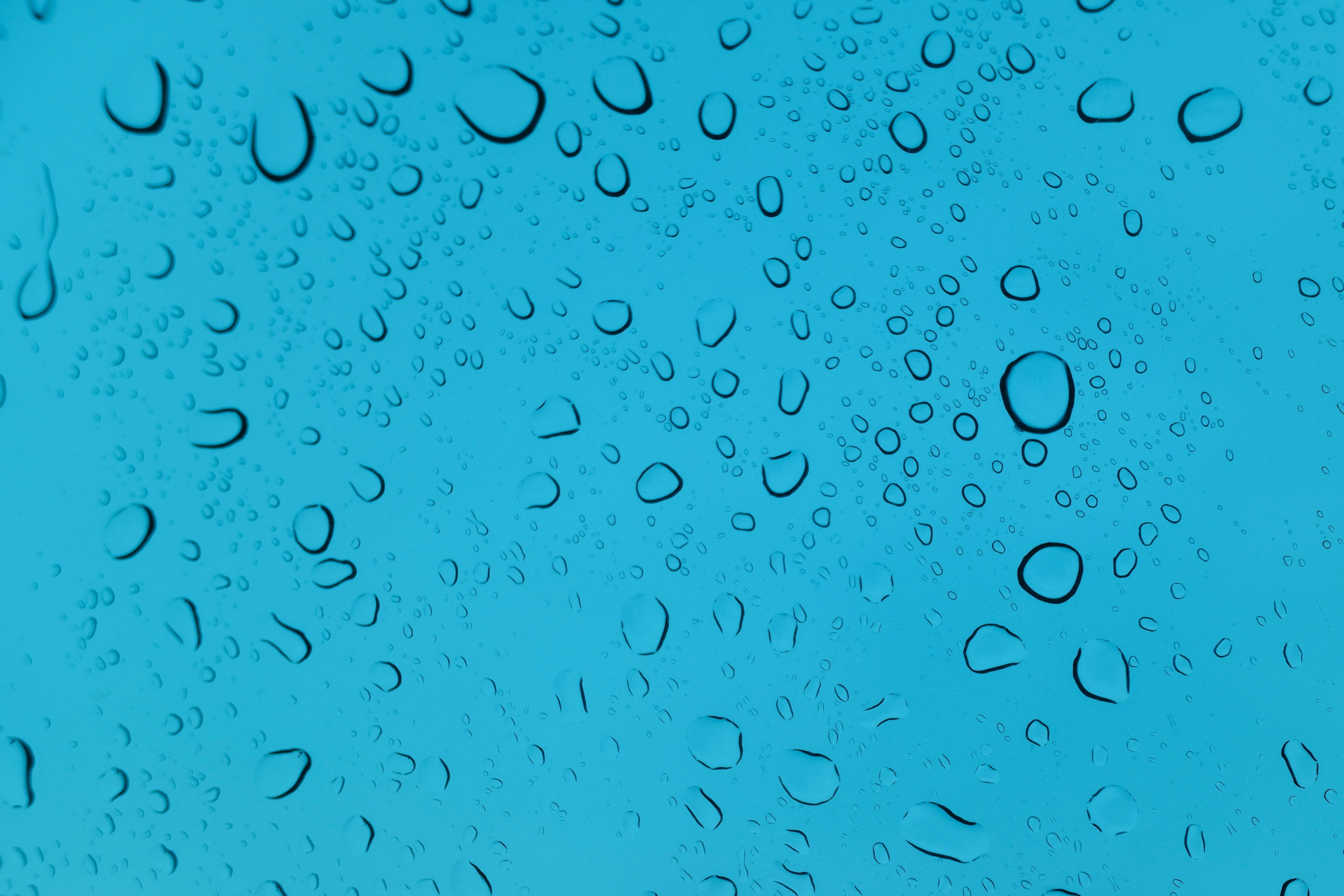 Imagen de gotas de agua sobre un fondo azul