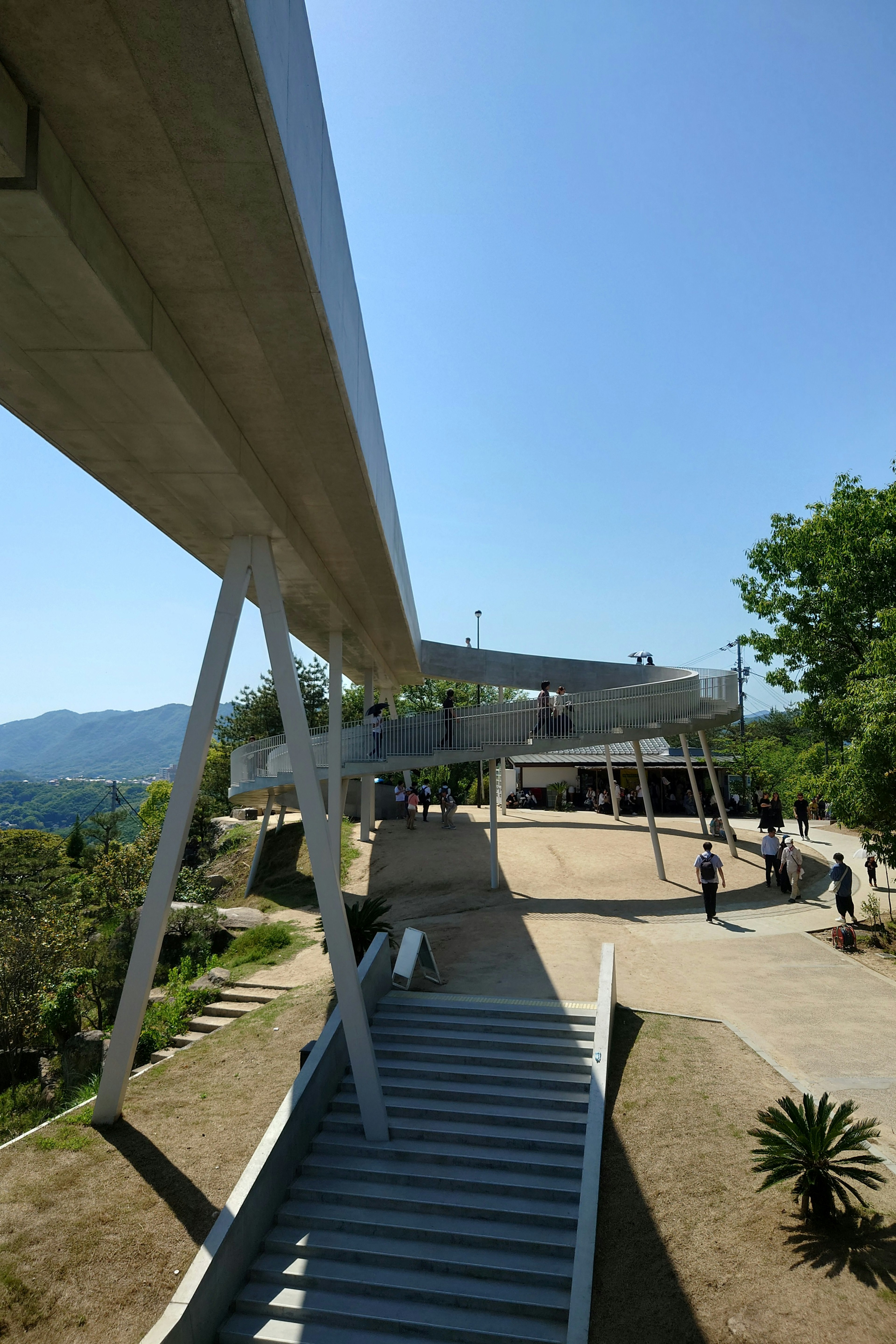 Moderne Architekturstruktur mit klarem blauen Himmel