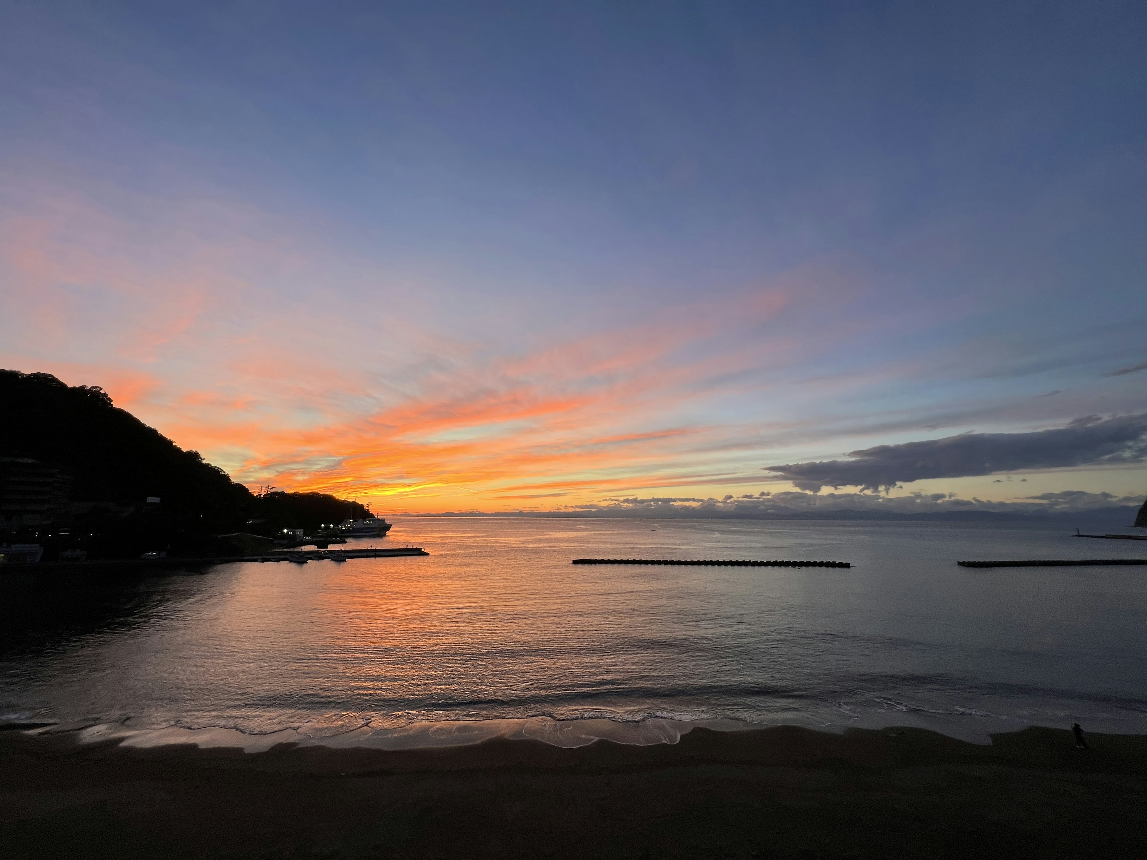 Magnifique coucher de soleil se reflétant sur la mer calme à la plage