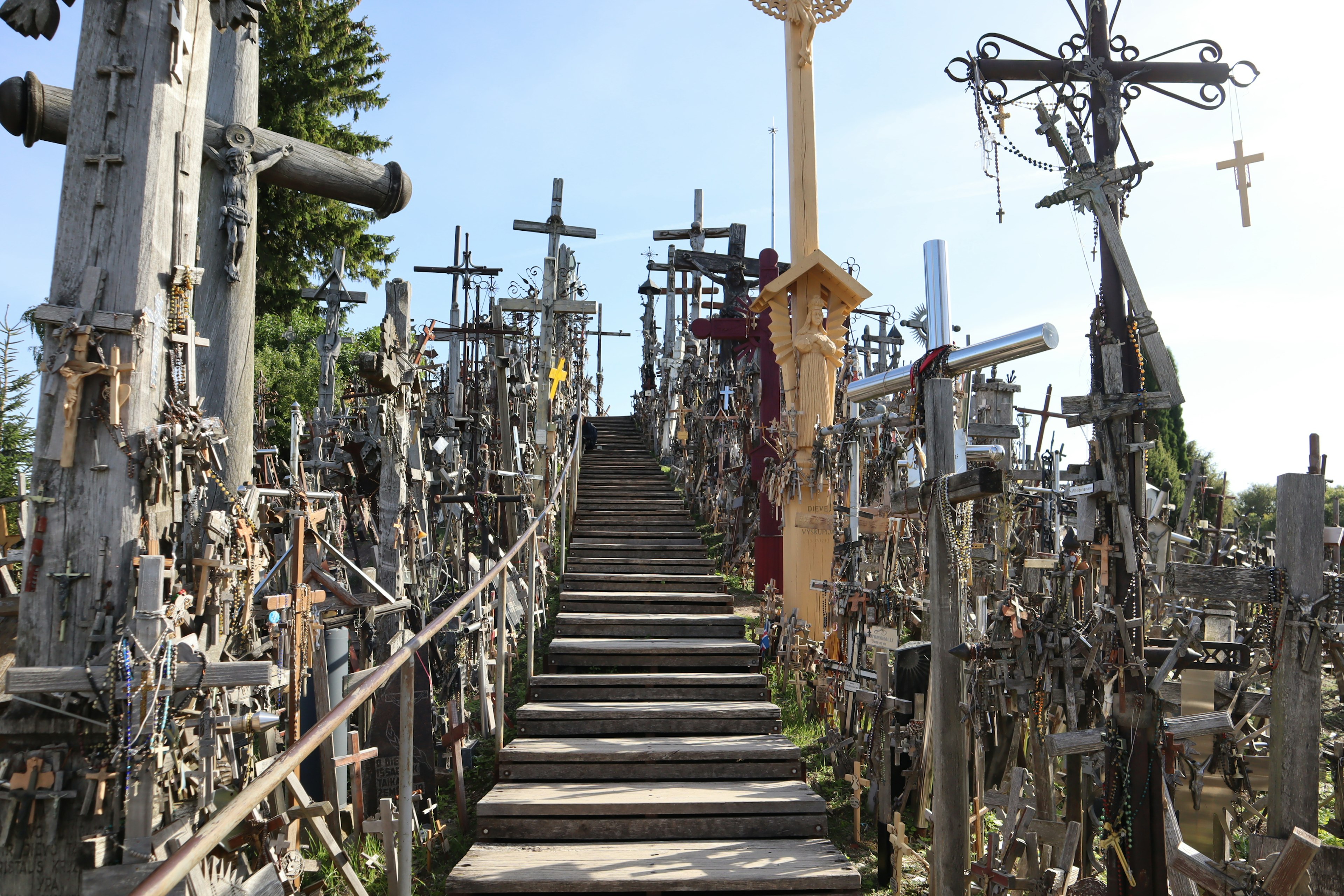 Escalera que conduce a través de un bosque de cruces de madera