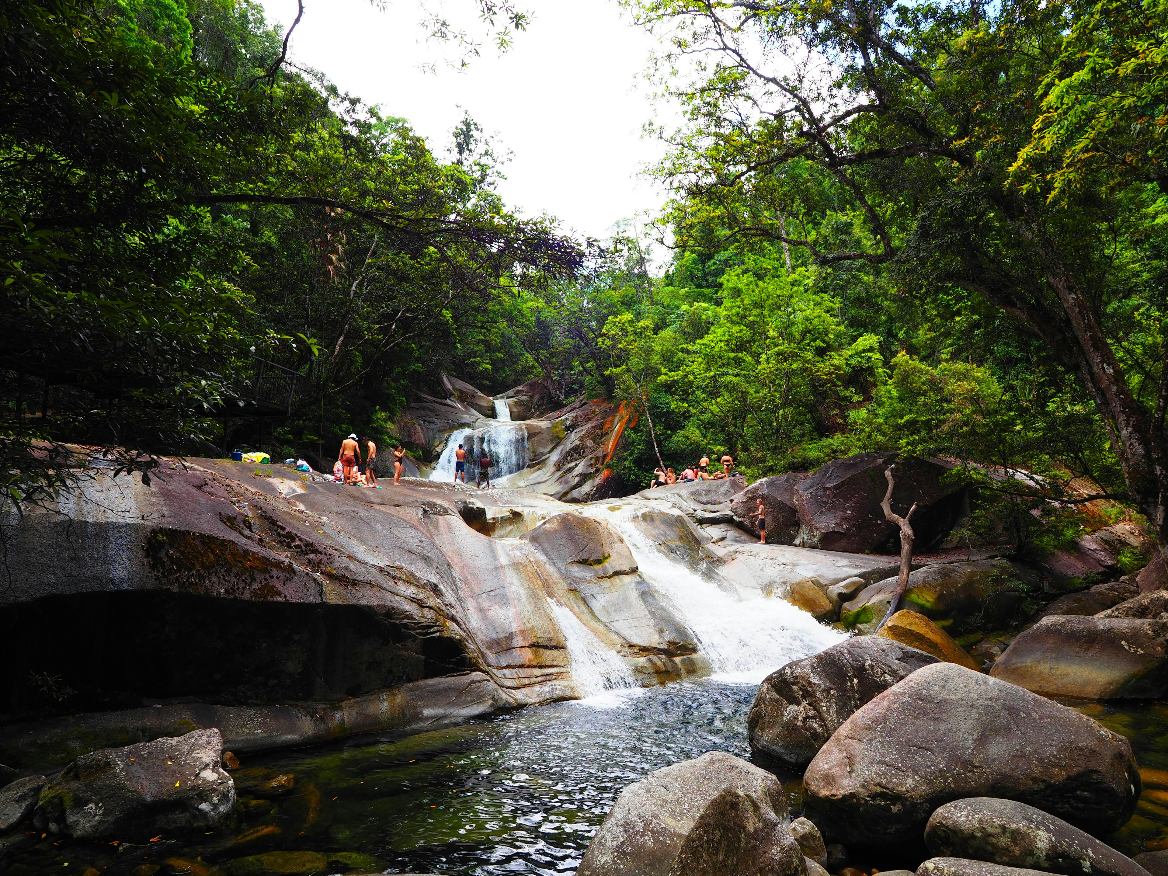 Cascata panoramica circondata da vegetazione lussureggiante e rocce