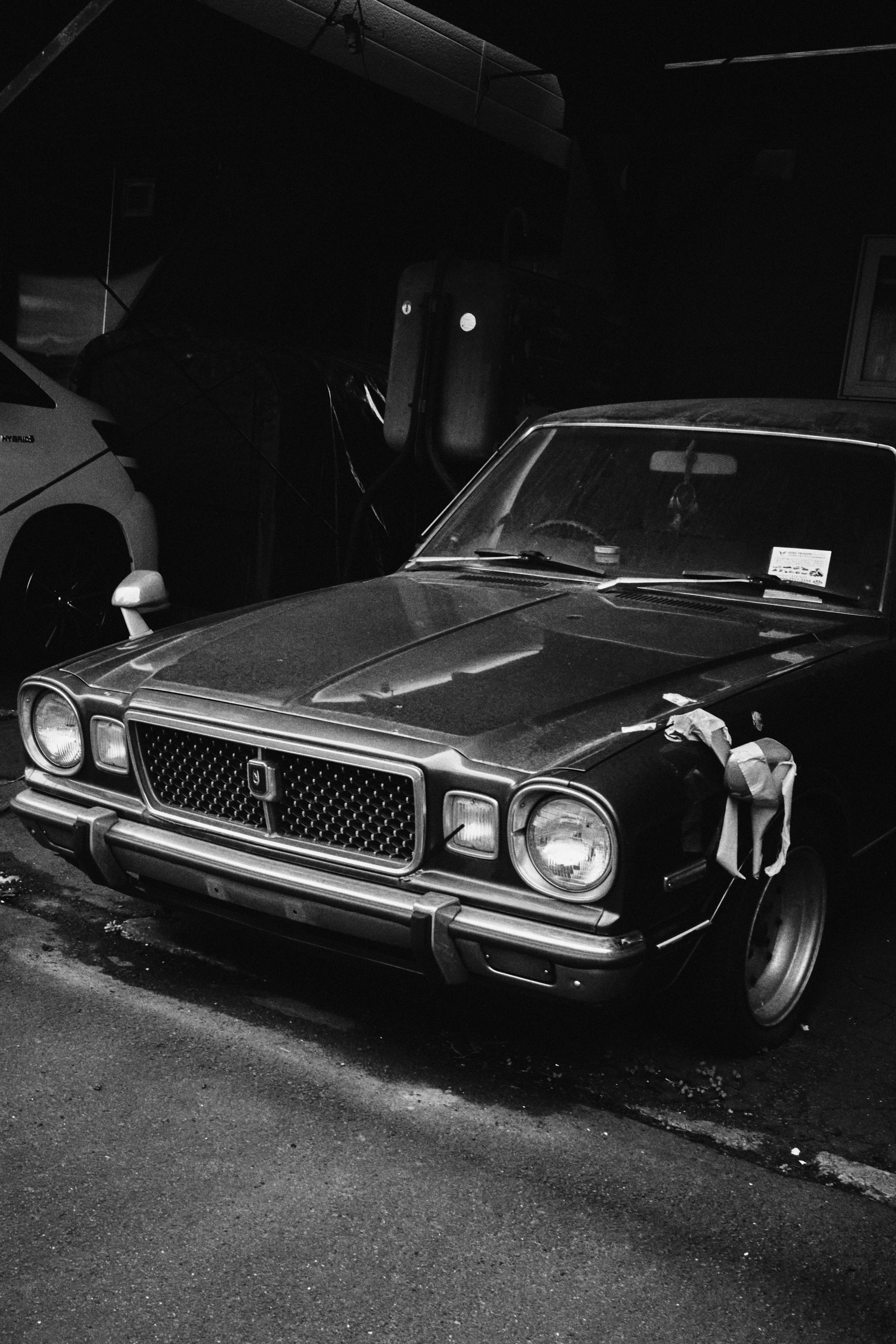 Ein alter schwarzer Wagen in einer Garage geparkt