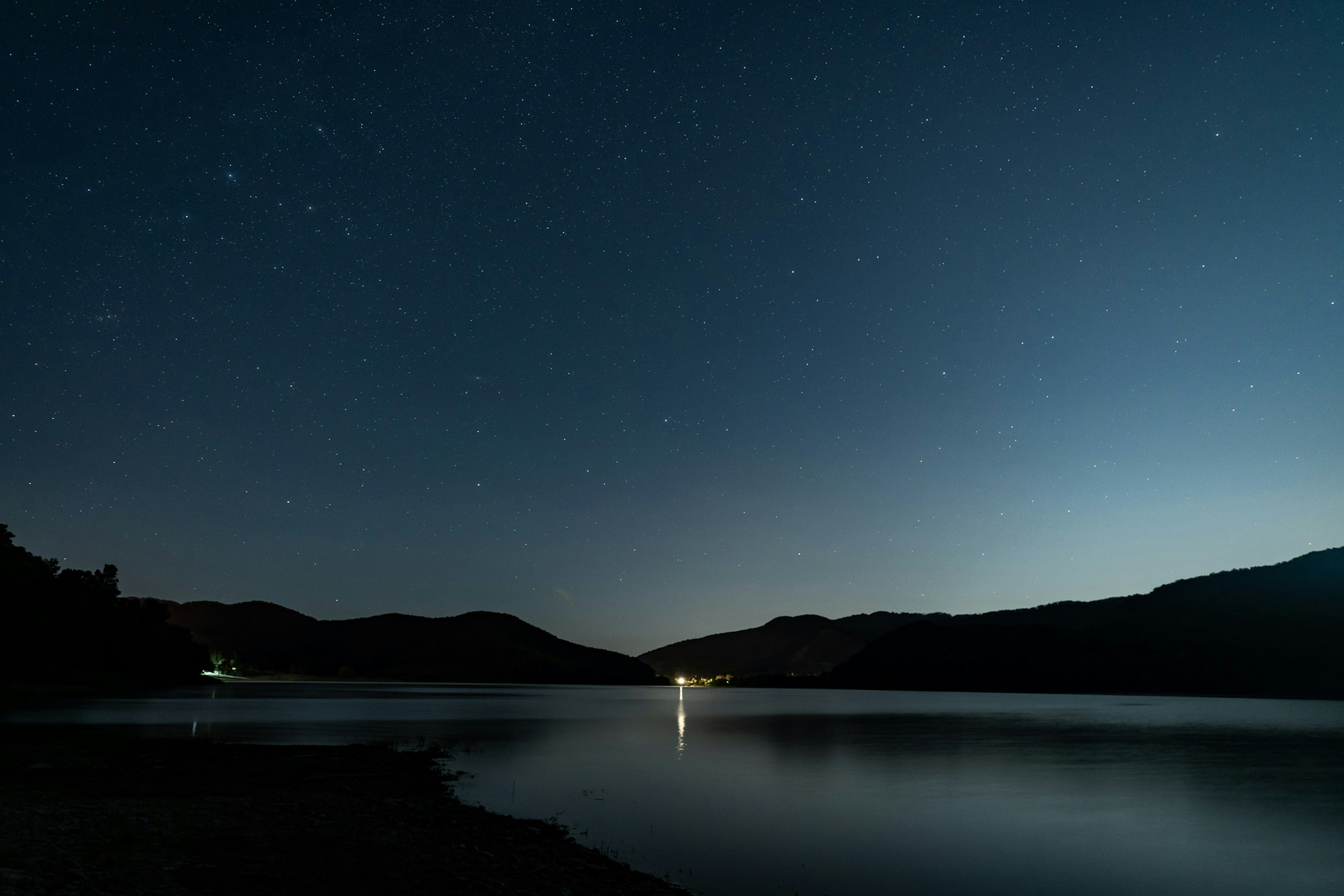 星空下宁静的湖泊景象