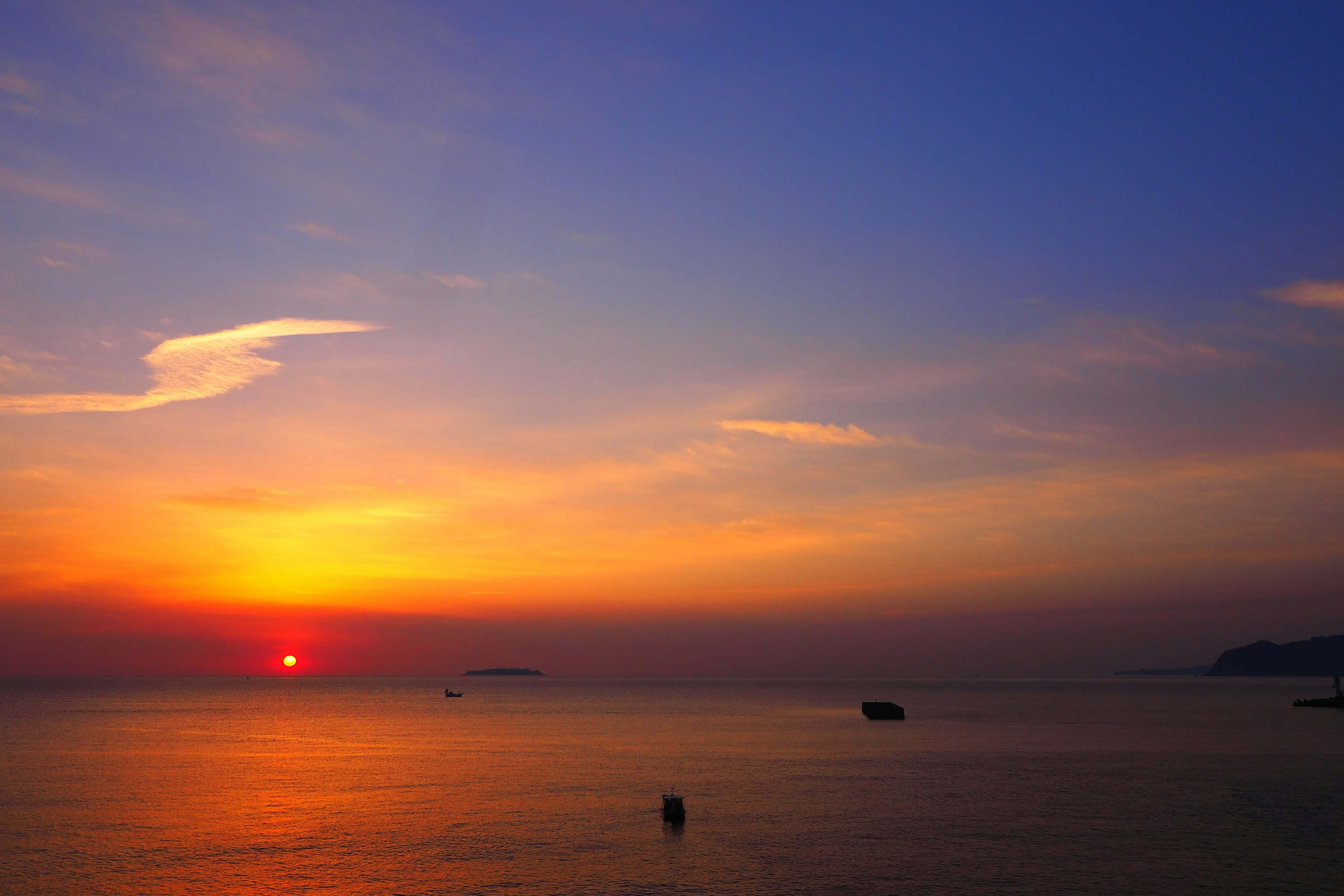 Pemandangan indah dengan matahari terbenam di atas laut