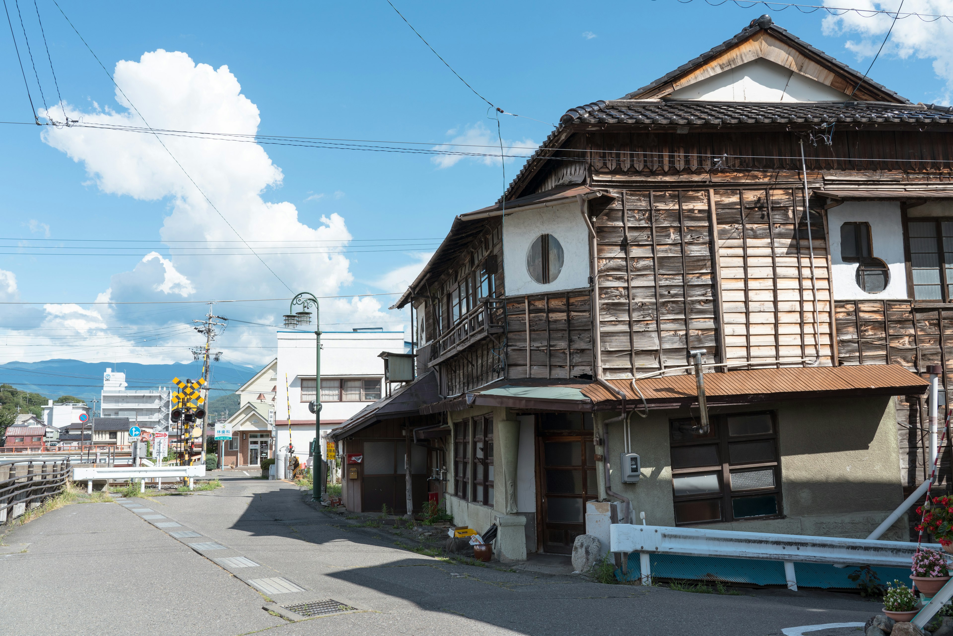 Scena di strada tranquilla con un vecchio edificio in legno e cielo blu