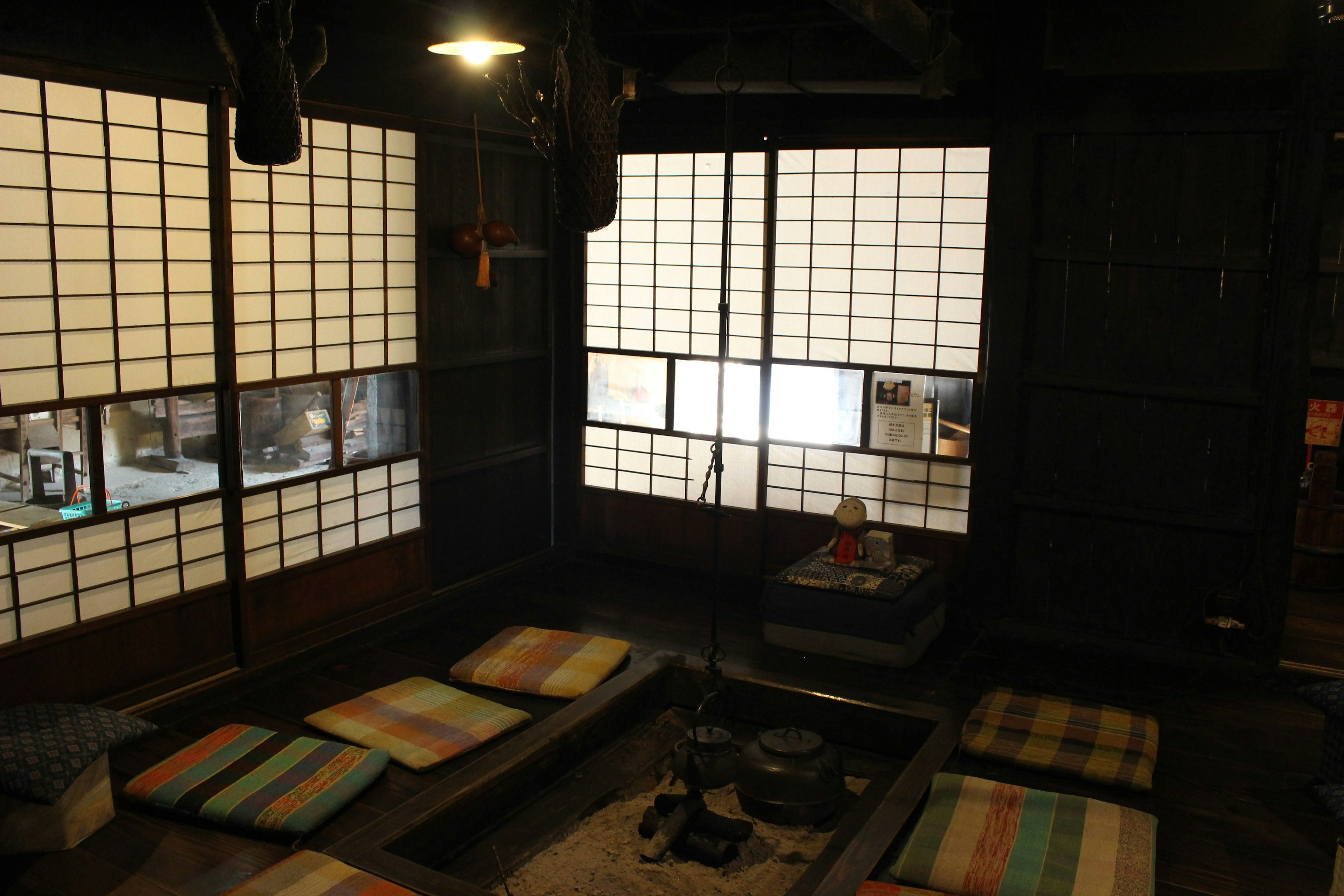 Intérieur d'une pièce japonaise calme avec des coussins au sol