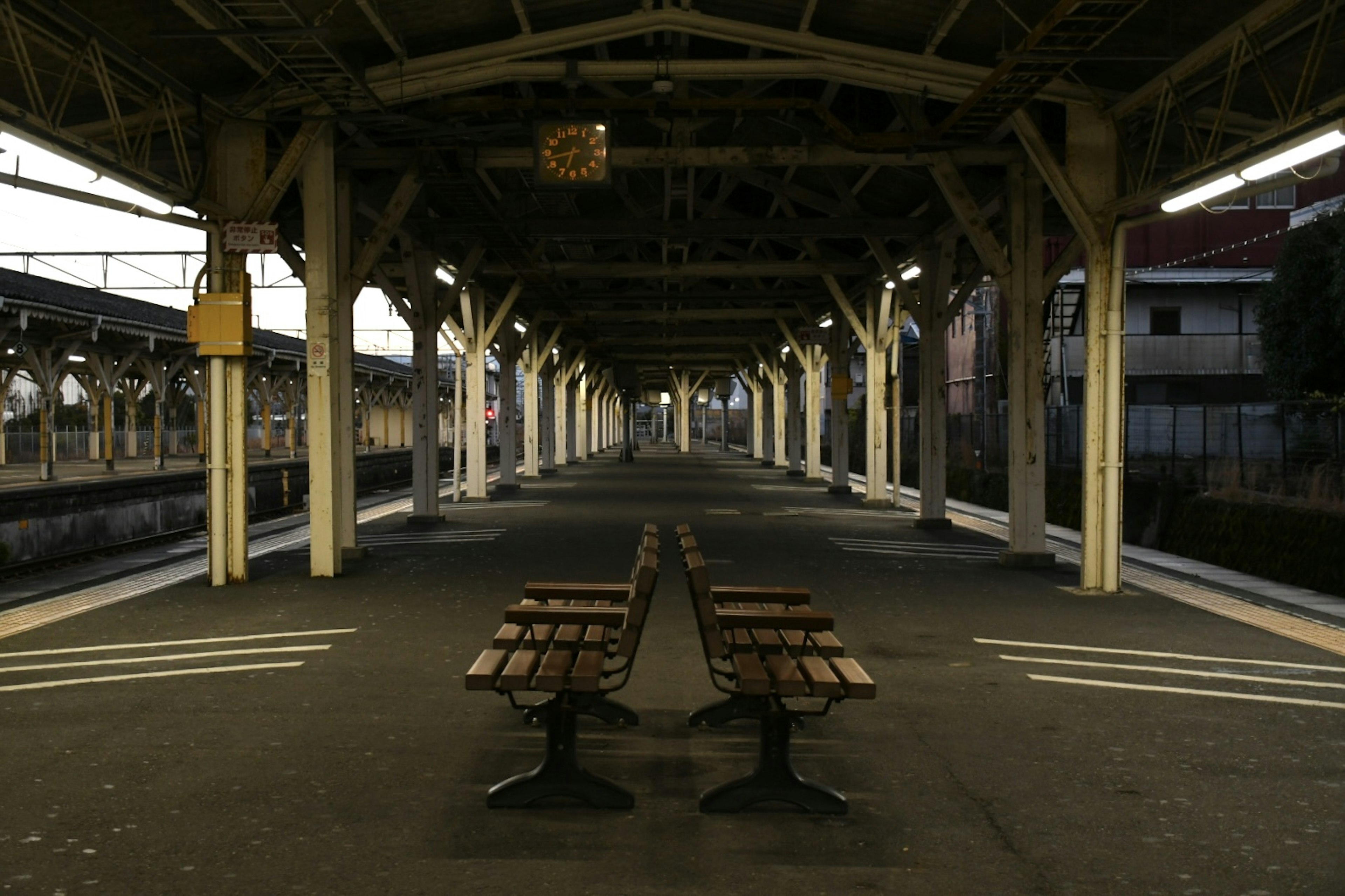 Plataforma de estación tranquila con bancos y estructura de acero