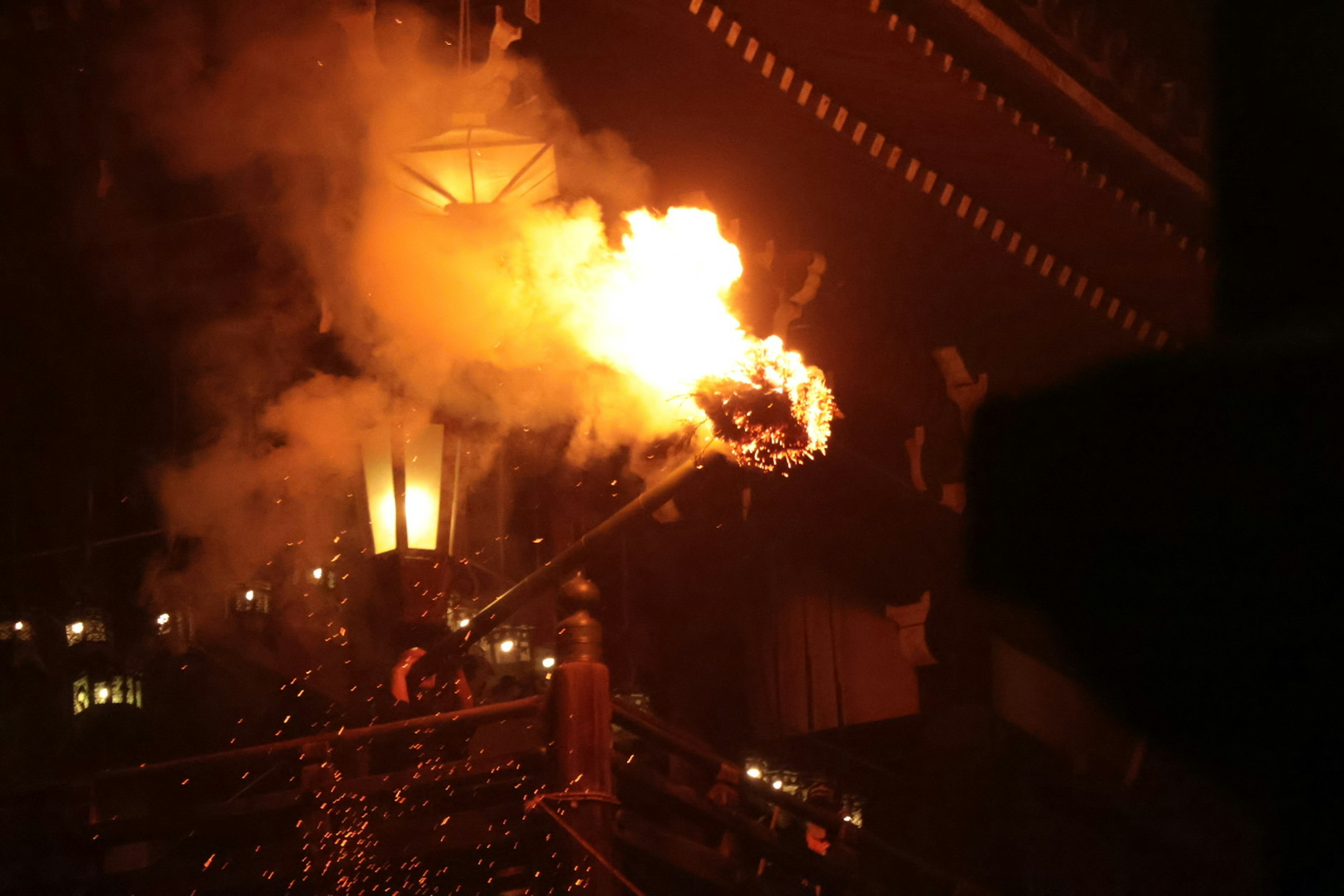 야간 축제의 불과 연기 전시