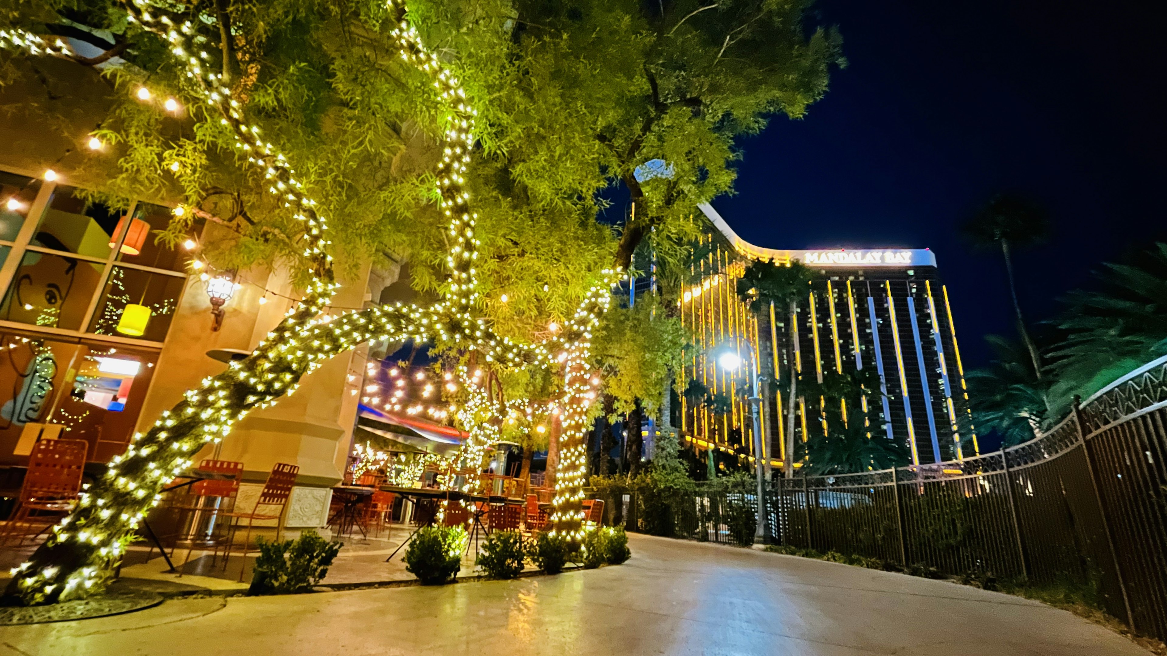 Arbres décorés et bâtiments lumineux dans une rue de Las Vegas la nuit