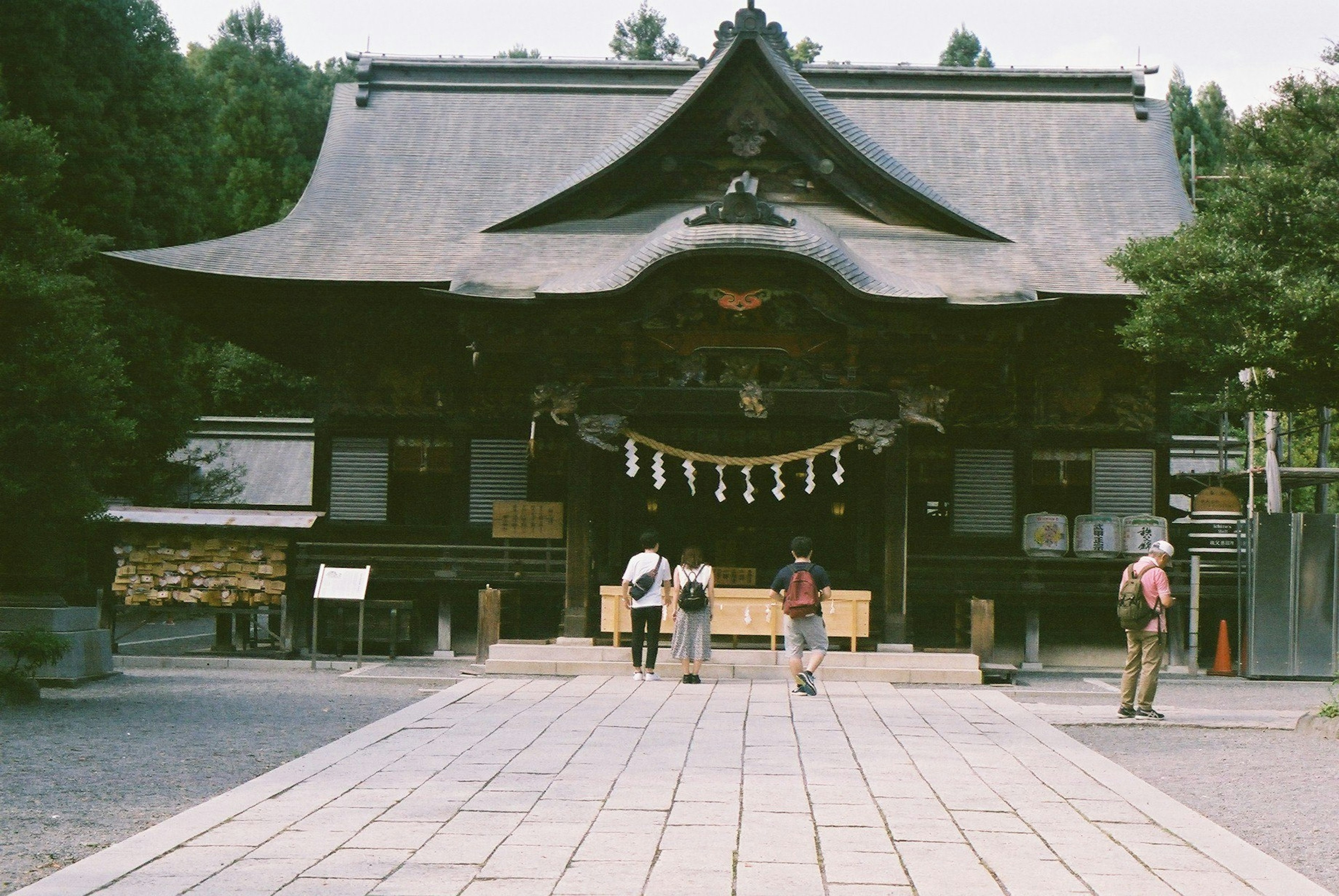 Eksterior kuil Jepang tradisional dengan pengunjung