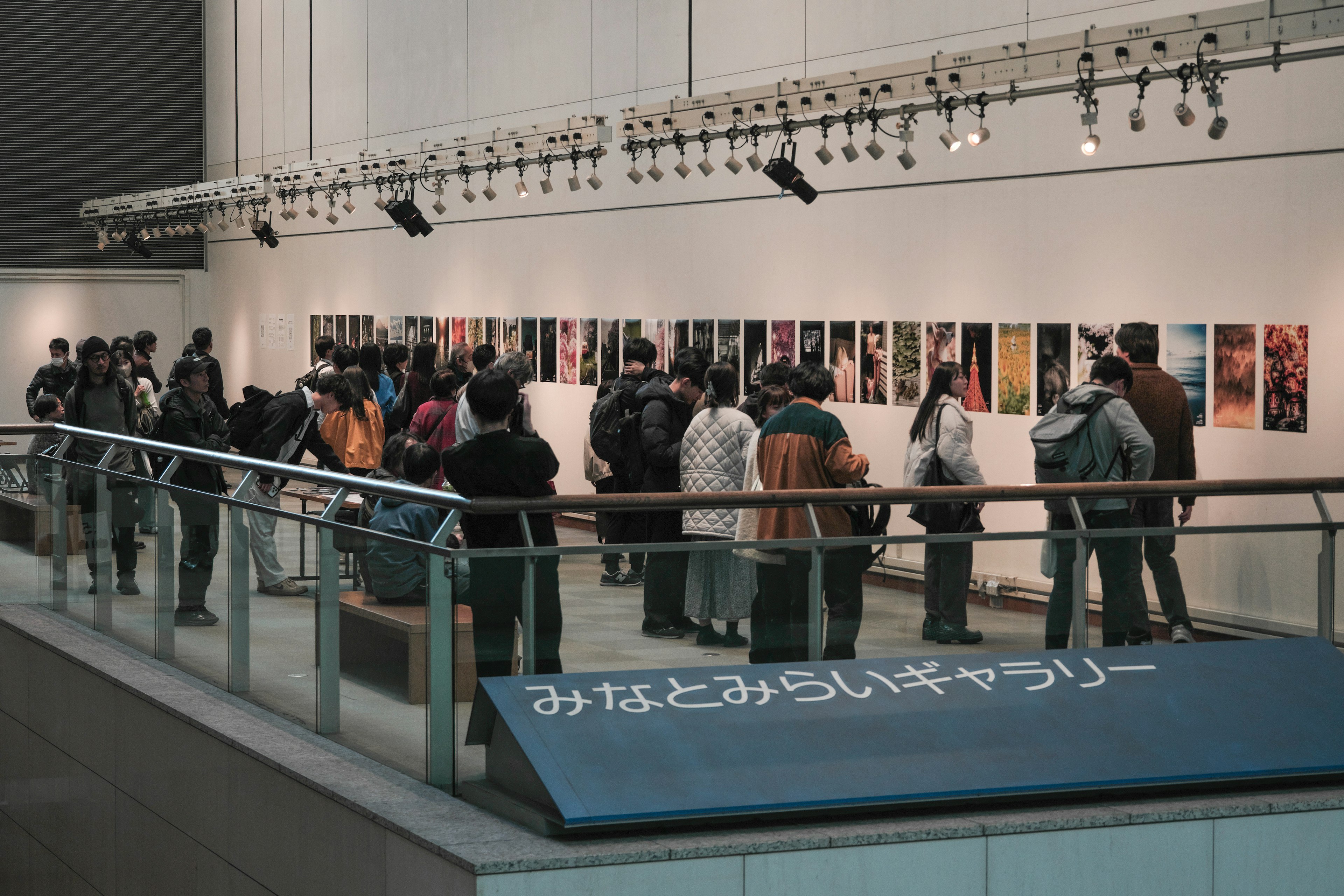 Público viendo fotografías en una galería de arte