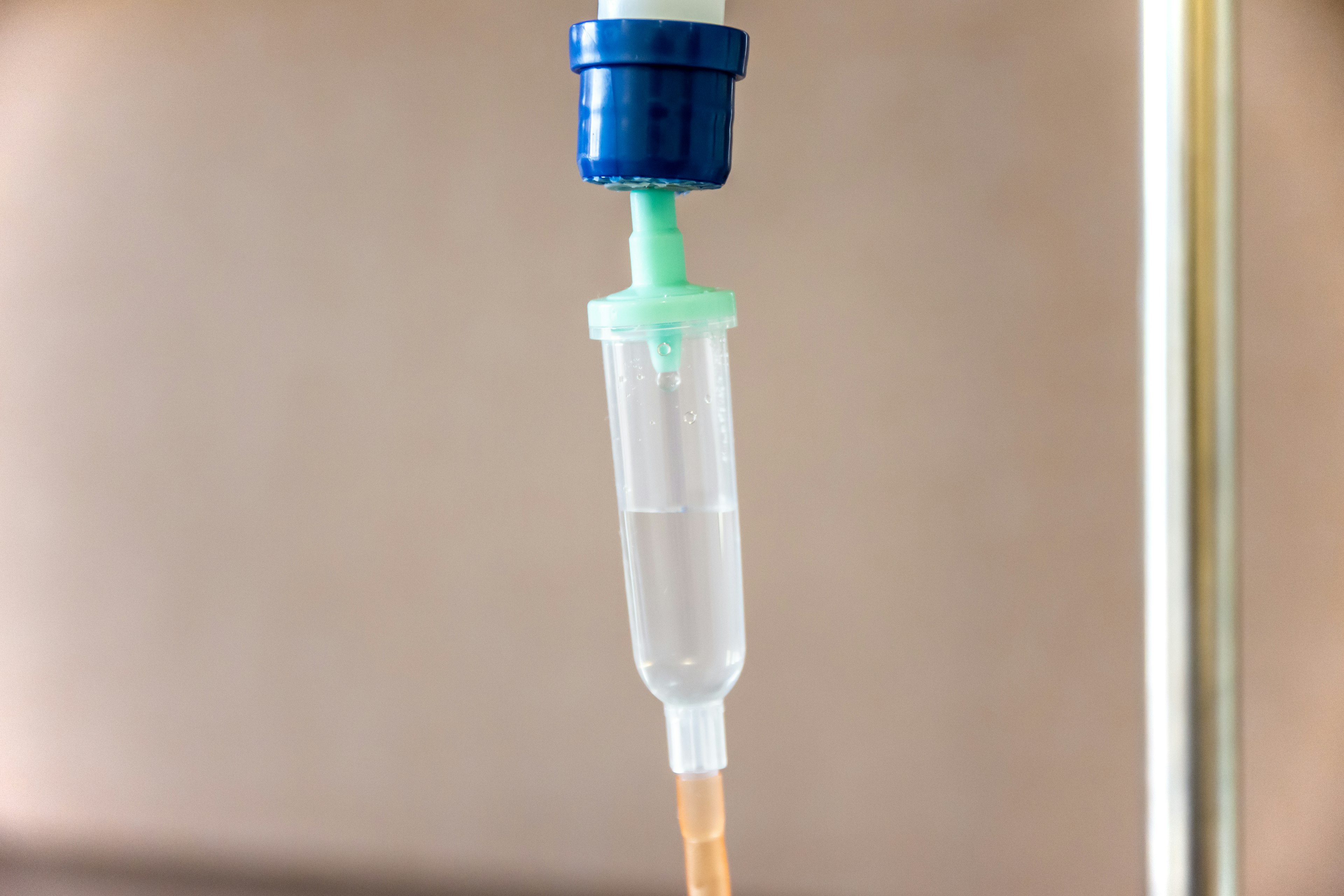 Configuration de perfusion intraveineuse avec un tube transparent et un capuchon bleu