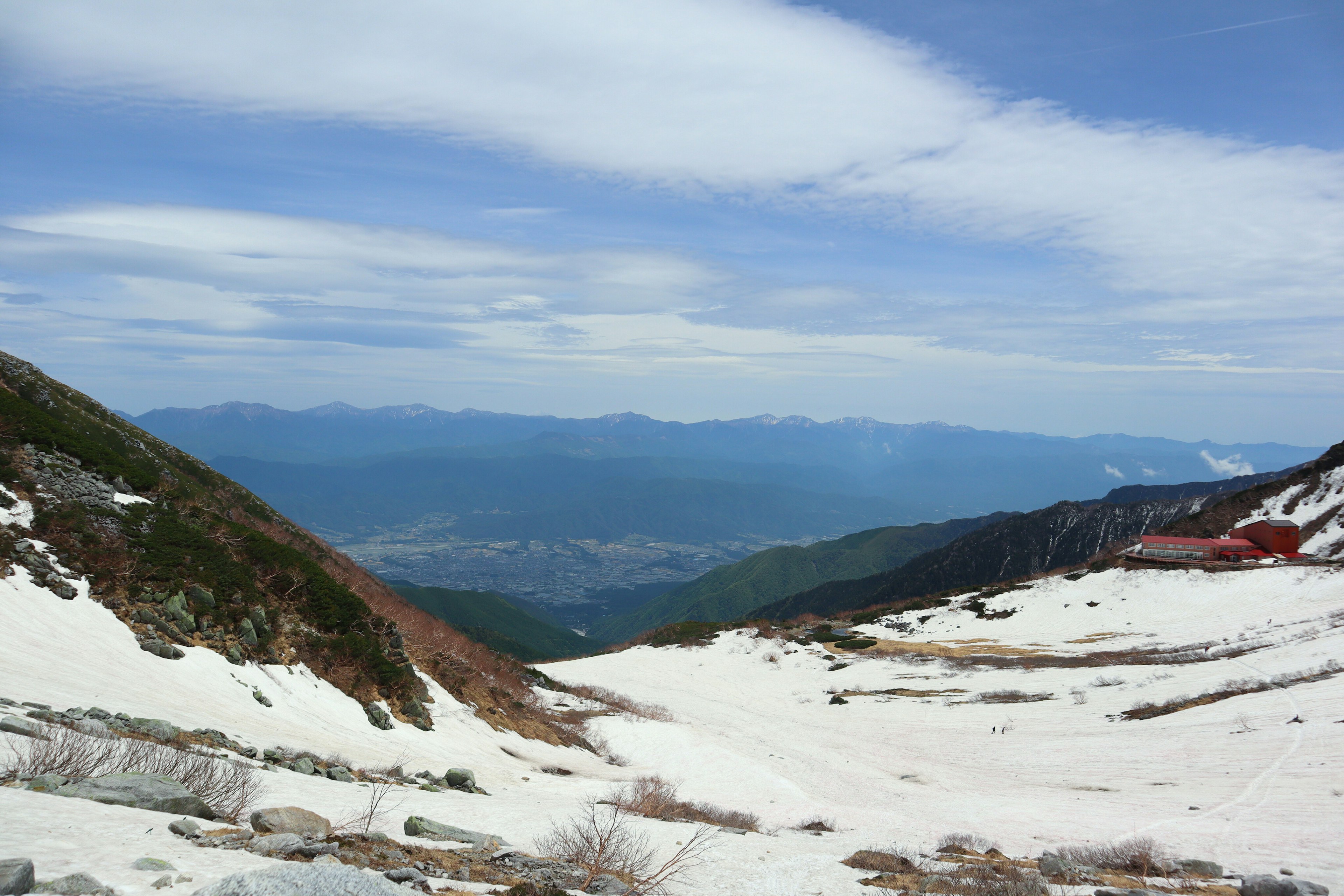 Paesaggio montano coperto di neve con cielo blu