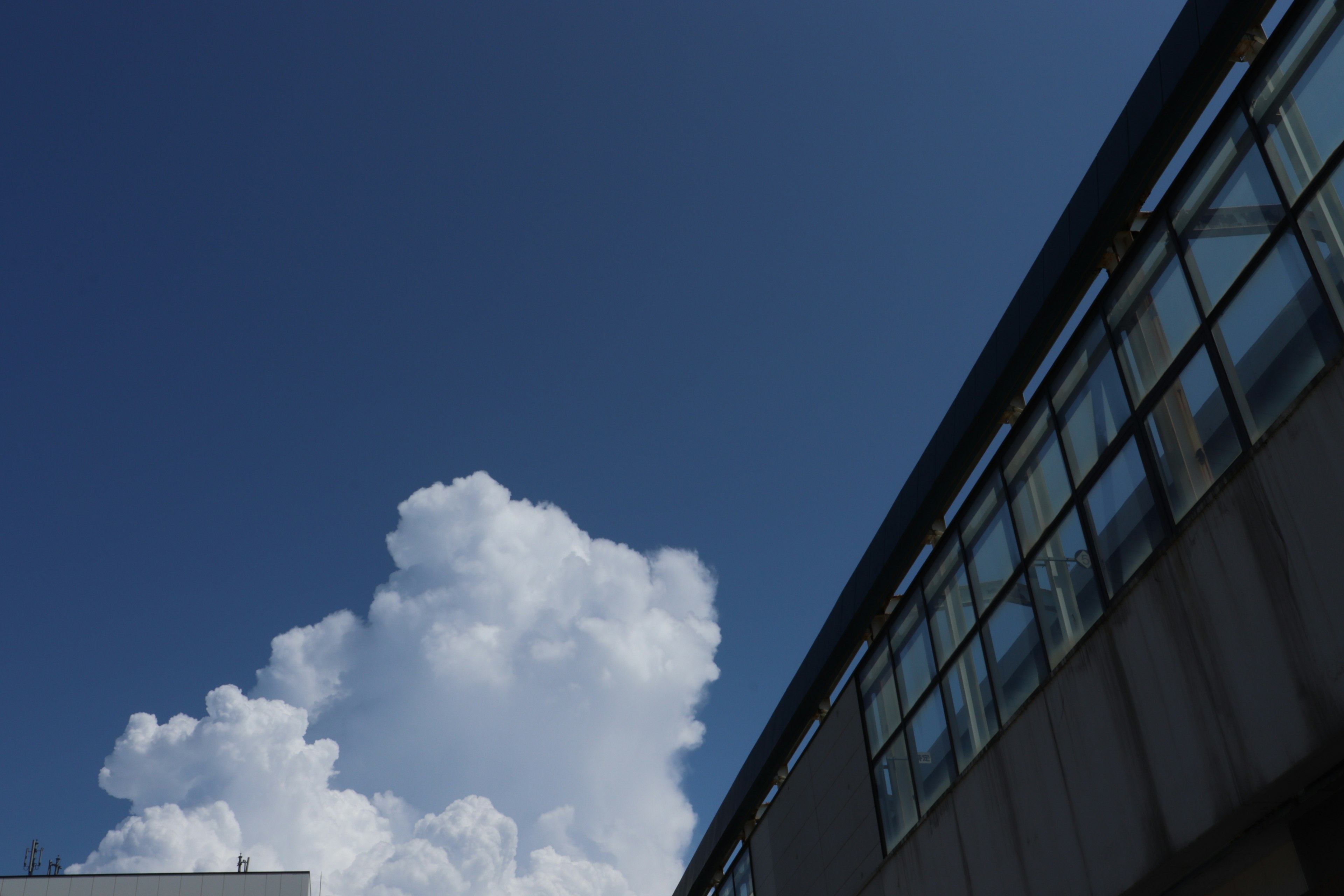 Eksterior bangunan dengan langit biru dan awan putih