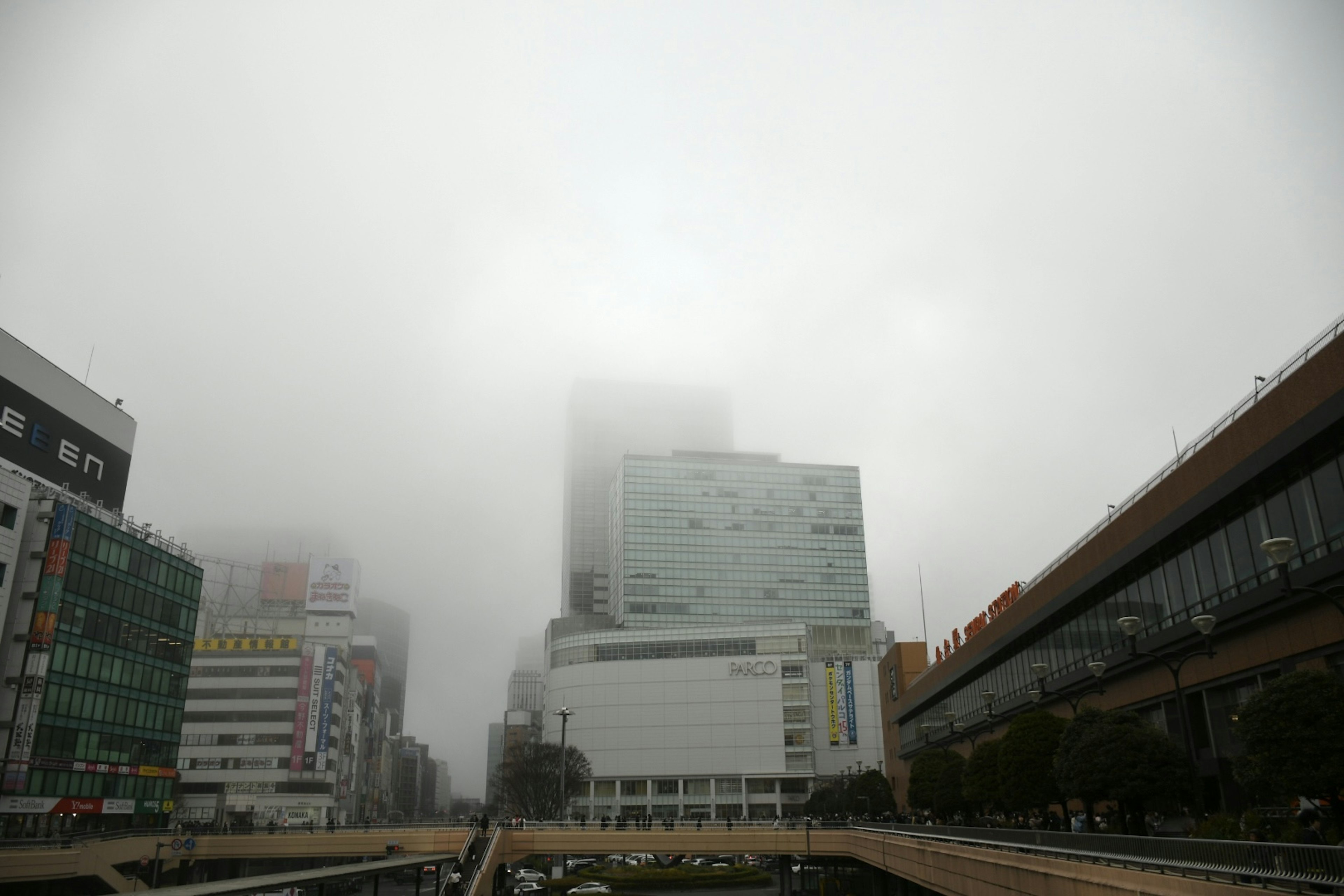 霧に包まれた都市の風景 高層ビルが雲の中に隠れている