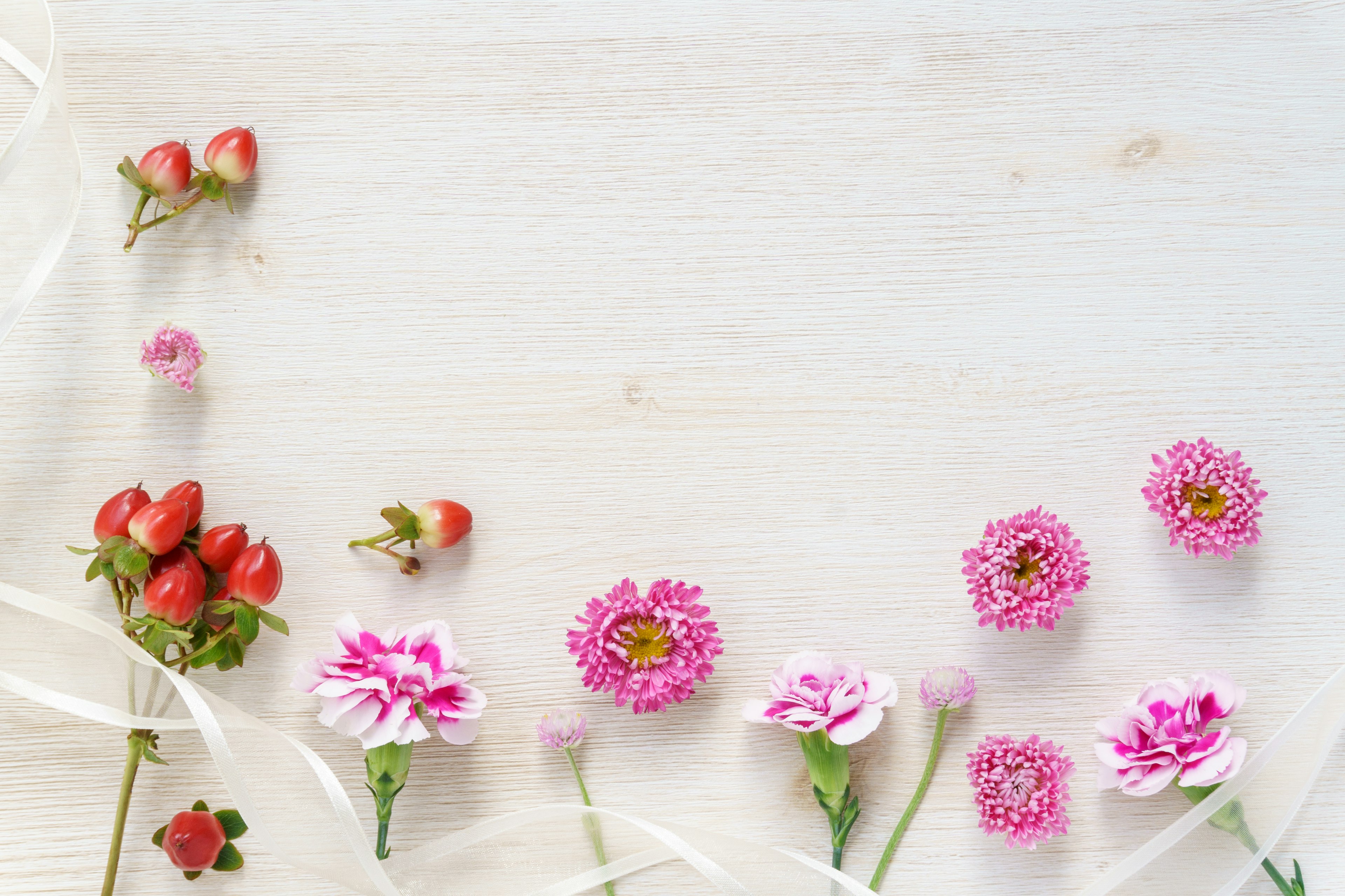 Schöne Anordnung von Blumen und Band