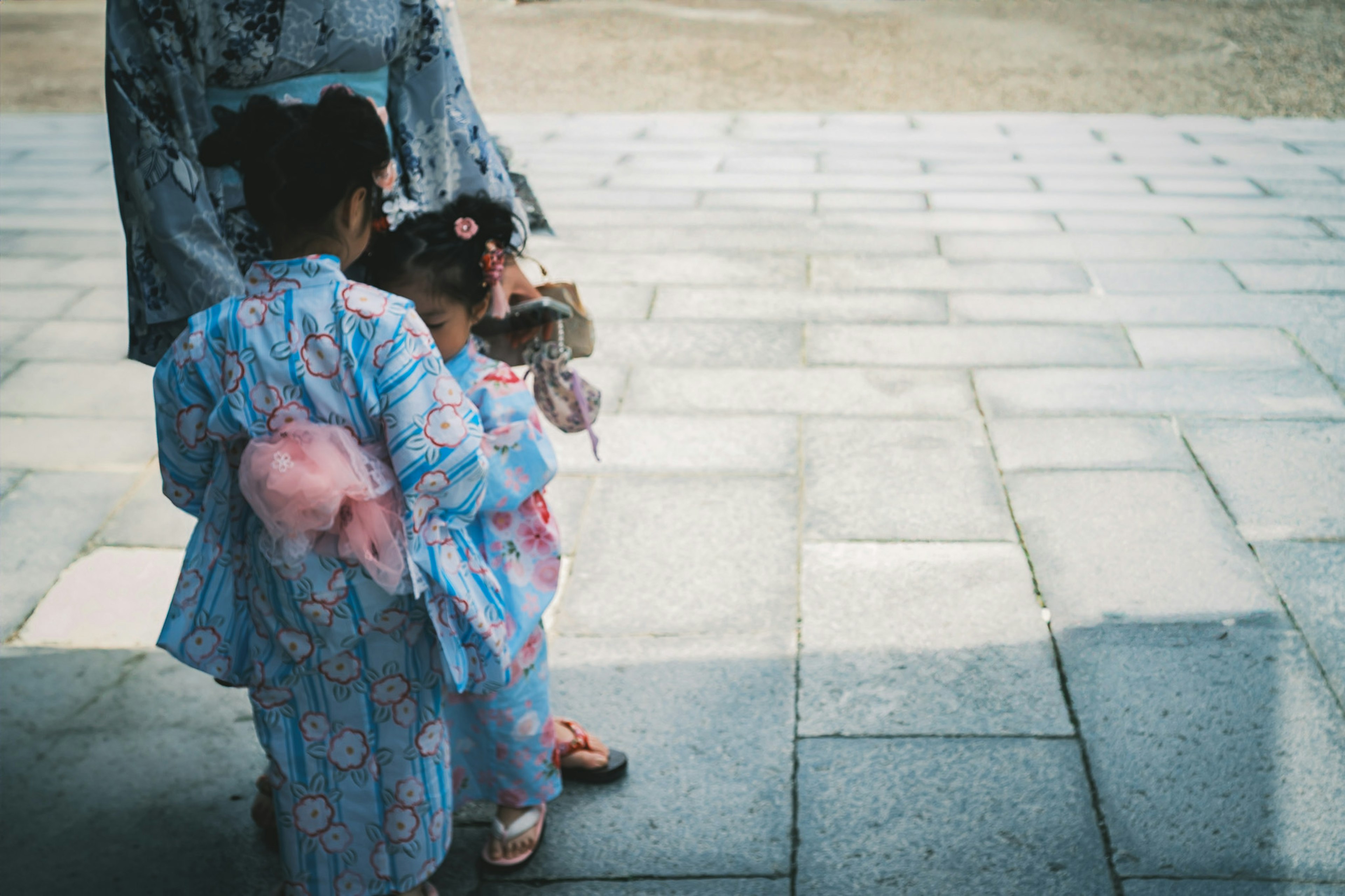 Kinder in traditioneller Kimono auf Steinpflaster