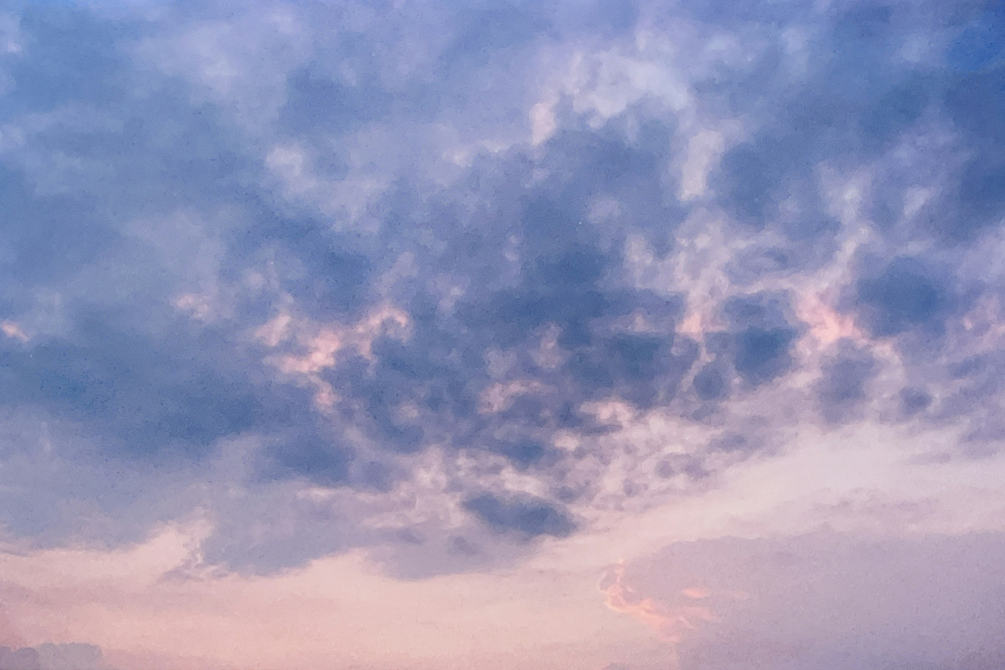 Langit indah dengan awan biru dan merah muda