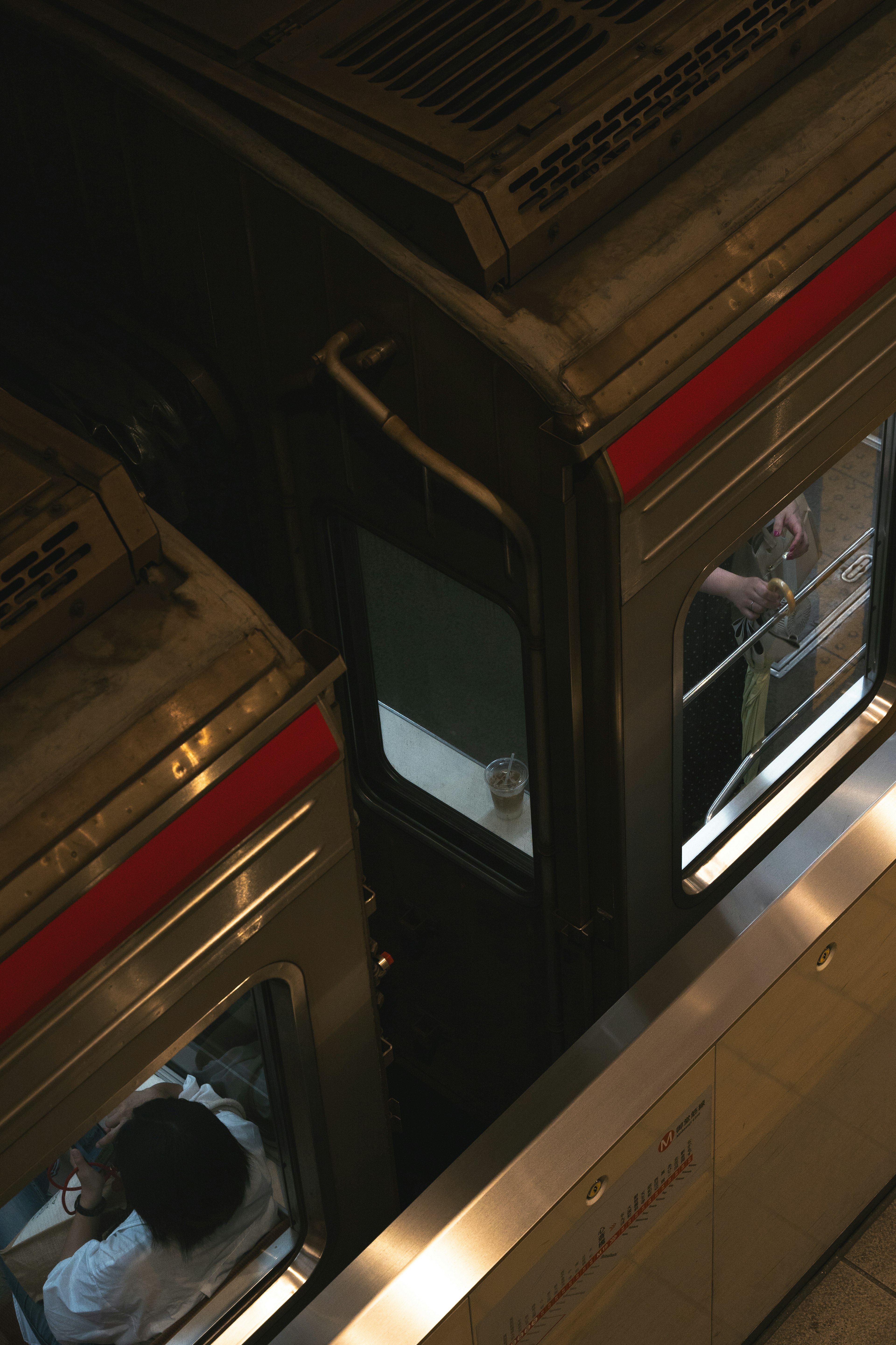 Pandangan udara dari kereta subway dengan penumpang yang terlihat