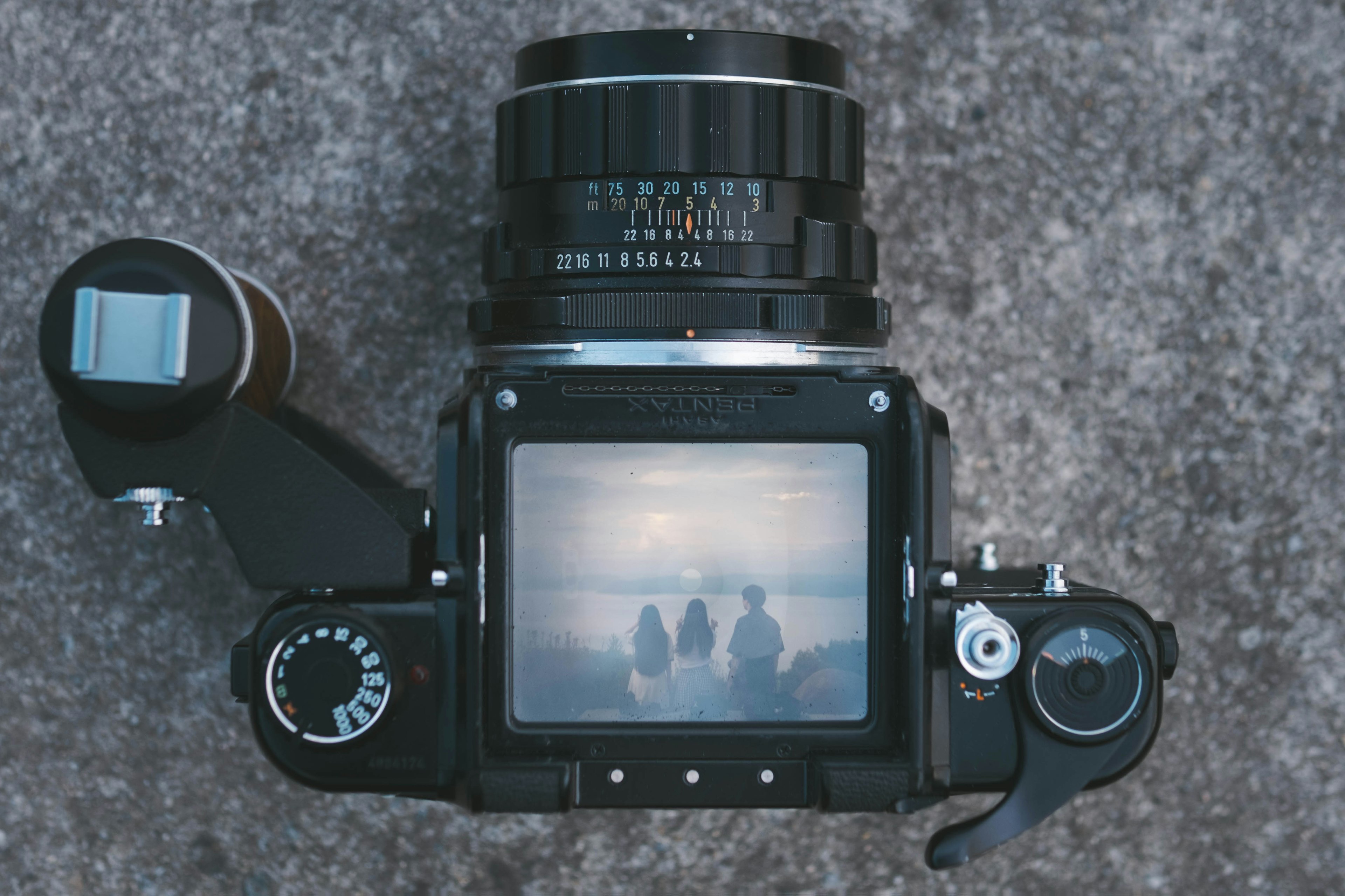 Vue de dessus d'un appareil photo noir avec un objectif détaillé et un écran