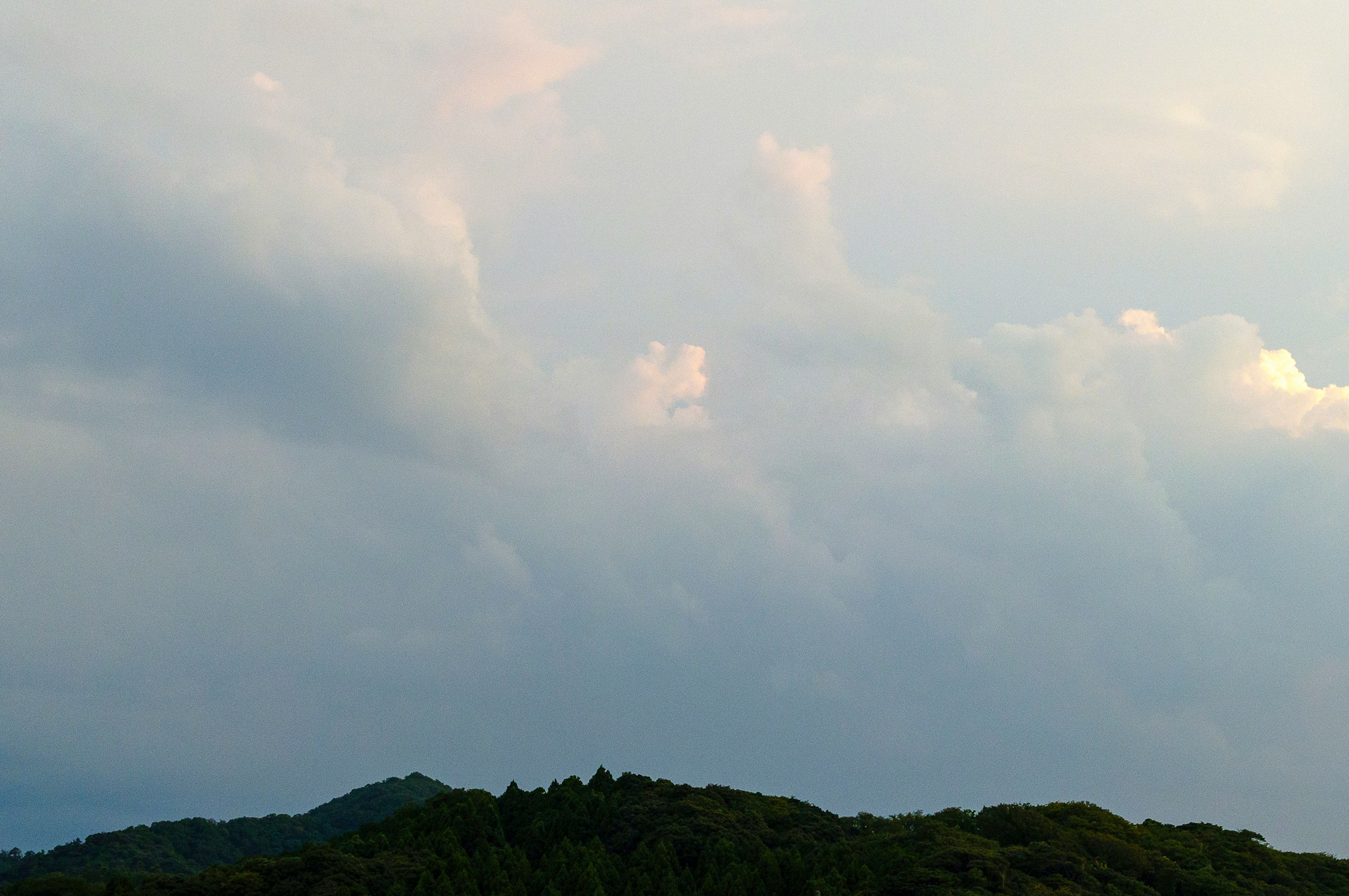 天空中的云和绿色丘陵的风景