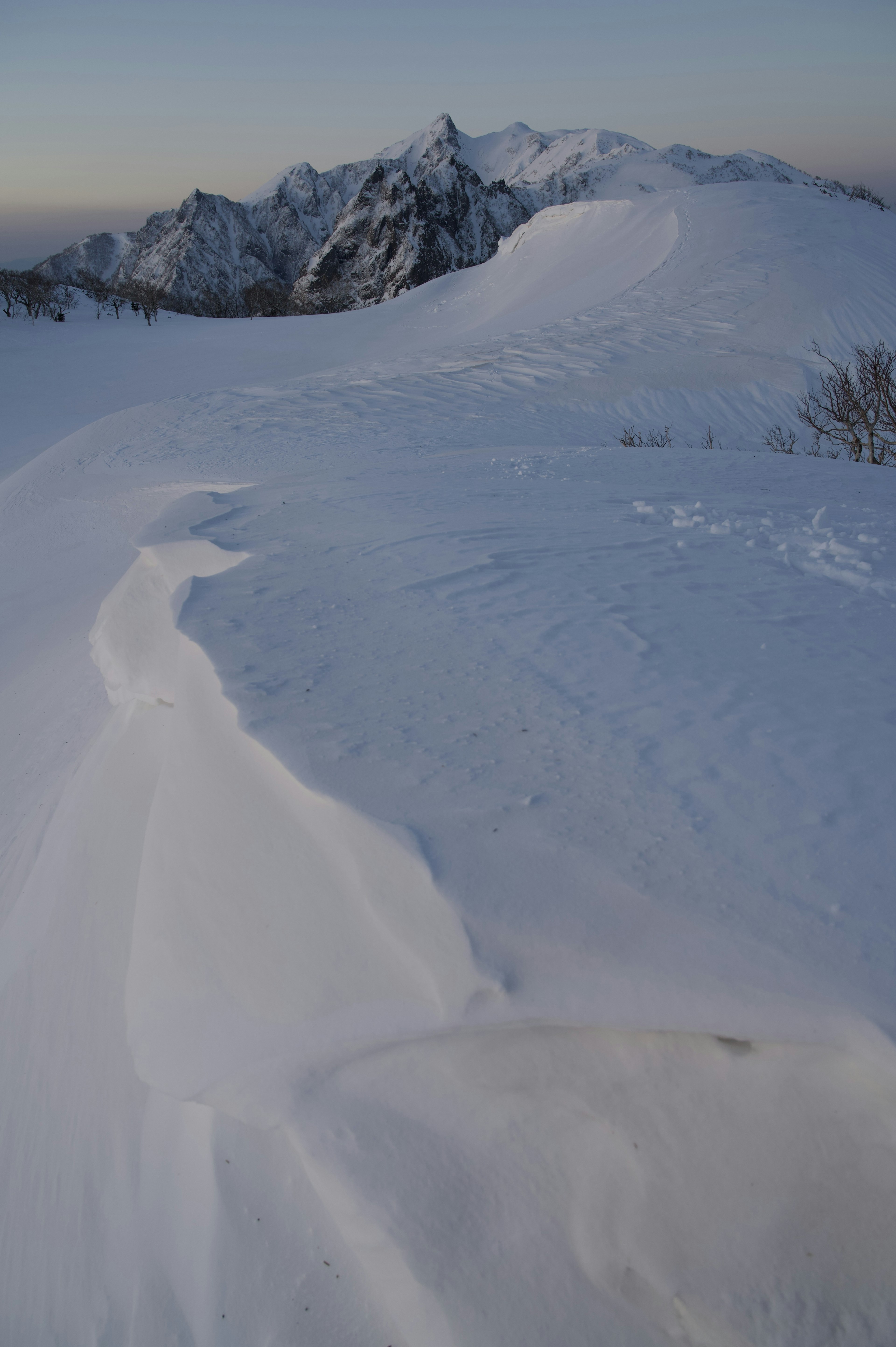 Paesaggio montano innevato con cumuli di neve lisci