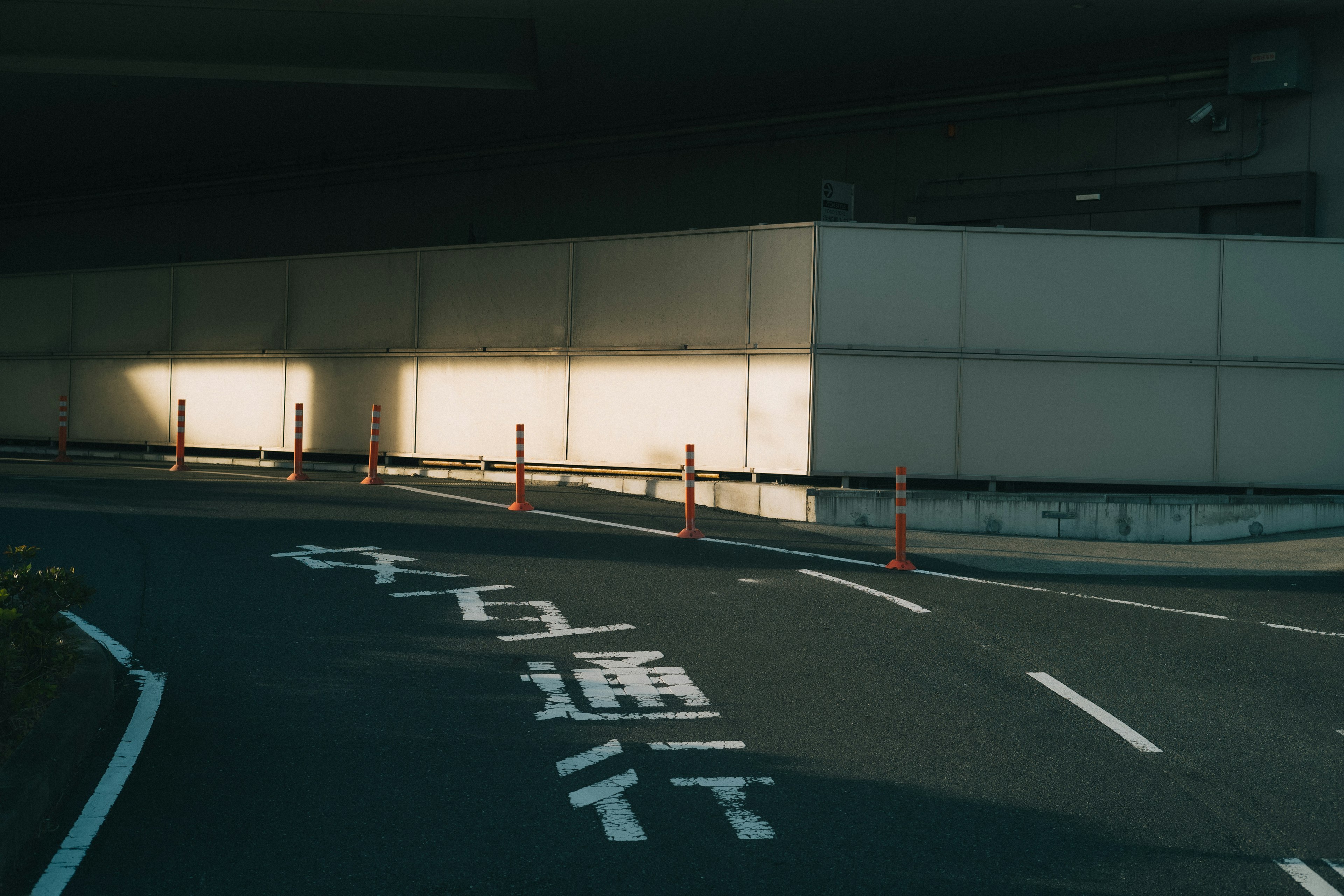 Scène urbaine avec une route courbe et des panneaux de signalisation