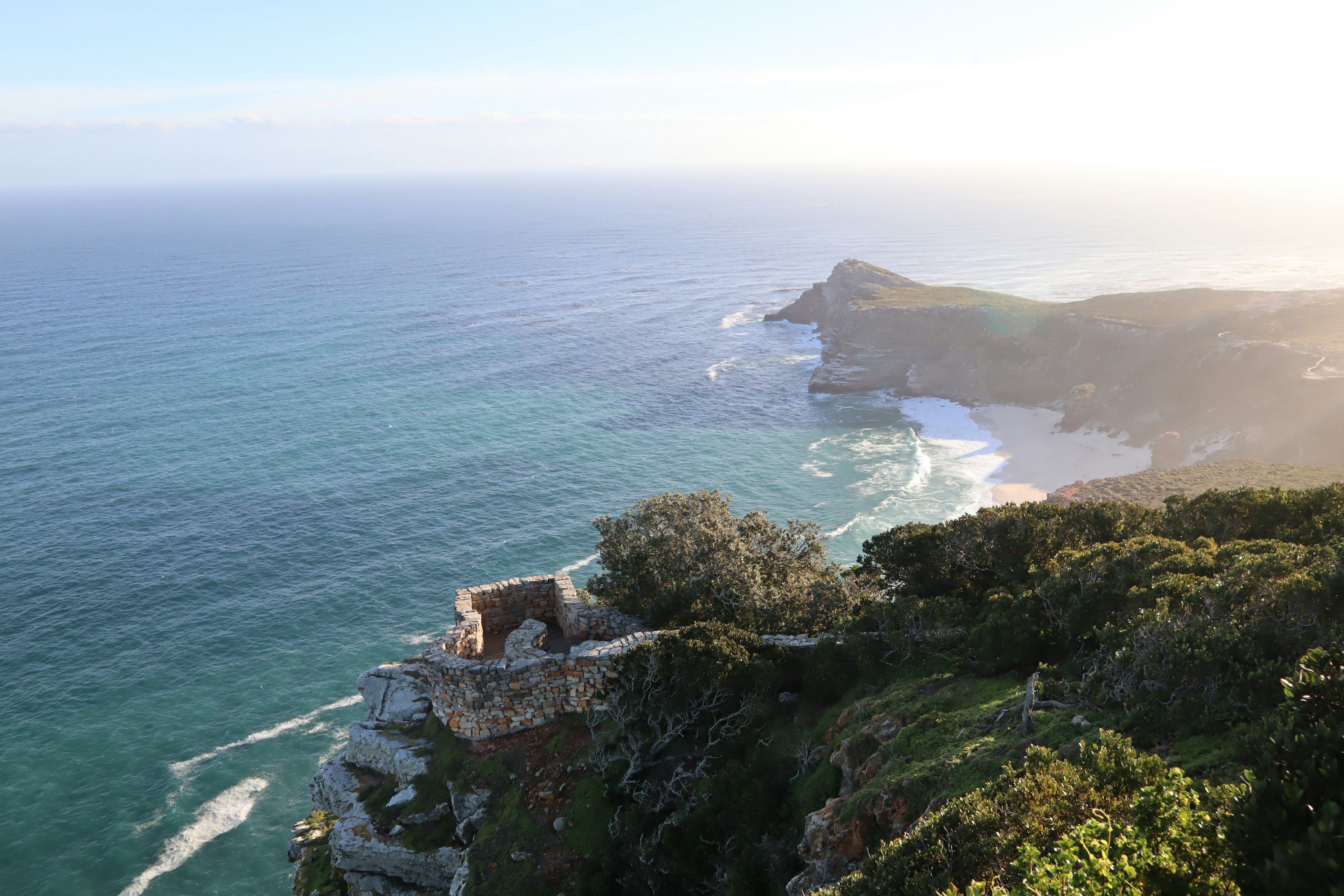 Vista escénica de la costa con océano azul y vegetación